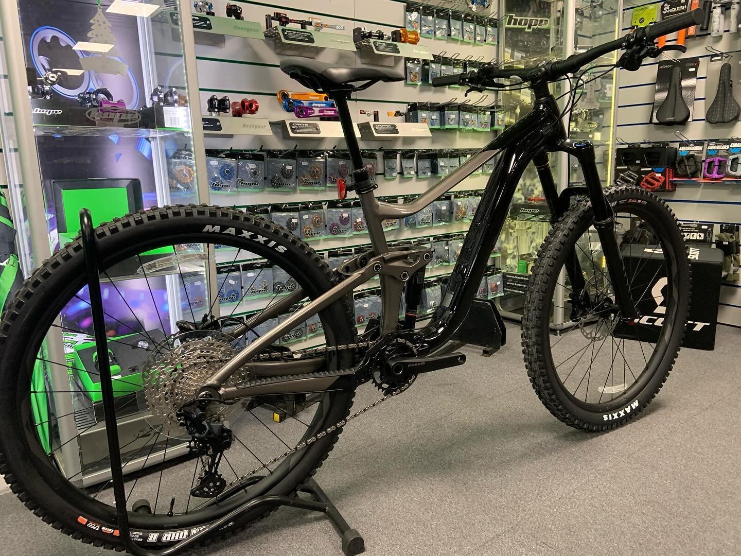 A superb discount is being offered on these @giantuk @giantbicycles reign 2 #enduromountainbike #mountainbikes
These retail for £3499 and are currently on offer for £2099.00 💥🔥
We have a medium in store but small, medium and large are