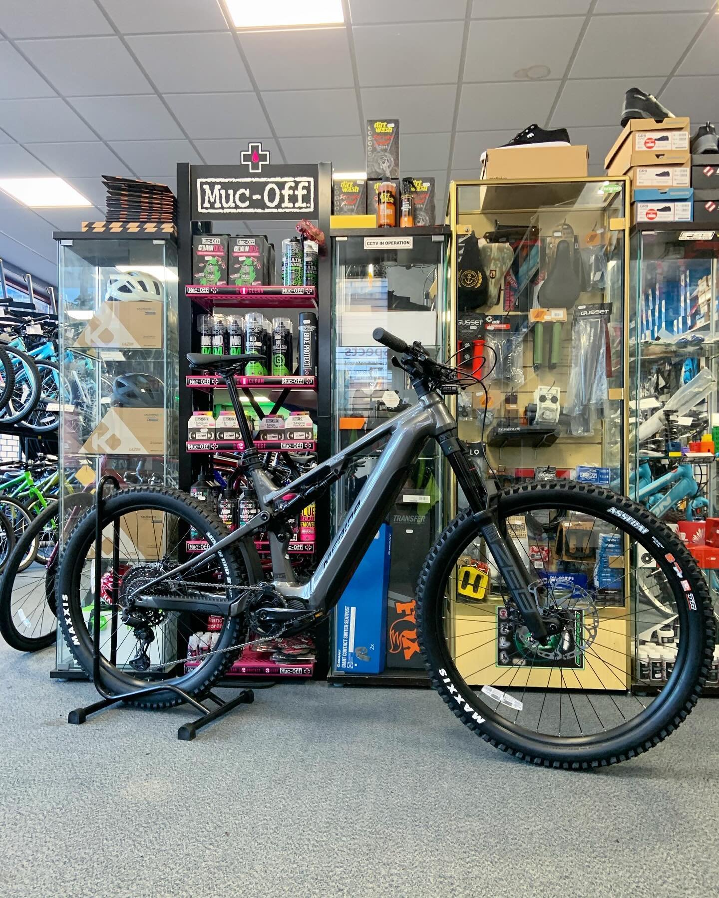 This amazing @meridabicyclesuk @merida.bikes E-160 875 #ebike in size long is now in store. Comes well equipped with @shimano_uk #ep8 motor and a 750wh battery, @shimanomtb #xt 12 speed groupset, @rockshox_official Zeb and Super Deluxe suspension. Ev