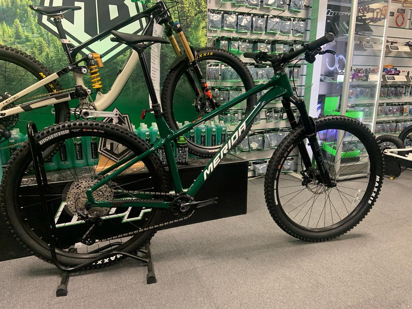 This cracking bike from @meridabicyclesuk left us recently.
The Merida Big Trail 600 offers 140mm travel courtesy of a Rockshox Pike fork and gives great stopping power thanks to the Shimano XT4 pot brakes, this a superb hardtail that will cope with