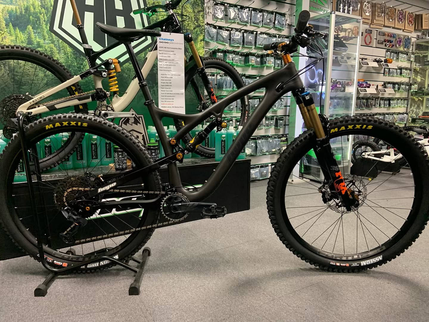 An absolutely stunning build left us recently. This was built to the owners own specification and colourway. The @hopetech #hb130 frameset is available in various sizes and in various finishing kit colourways. This customer went with #bronze and opte