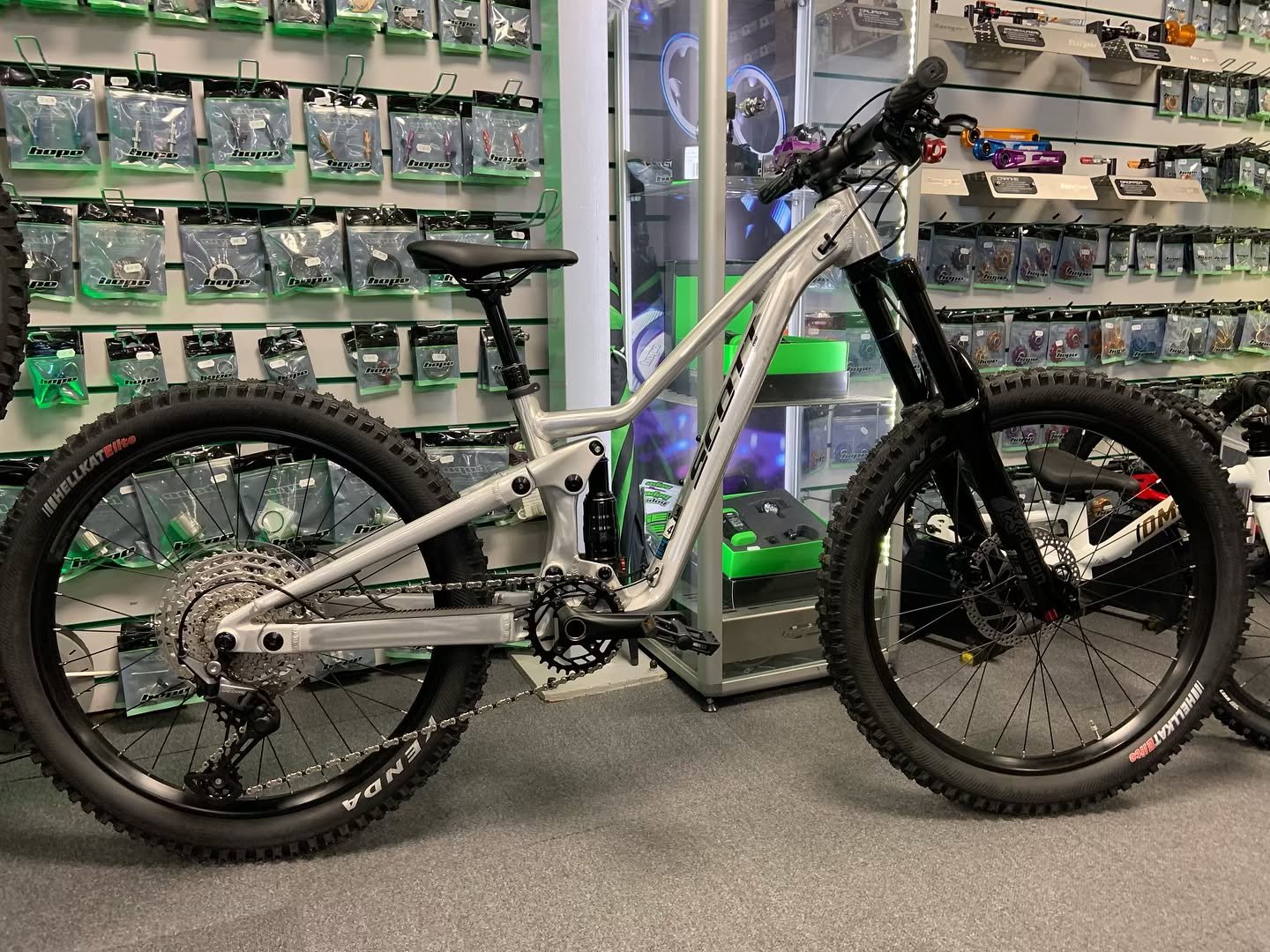 The bikes for the junior riders just keep on going 💥🔥 This time we have this mega @bikeonscott Ransom 400 leaving us for some fun on the trails around the #uk What a way to start the mountain bike life journey, loads of fresh air and fun inbound fo