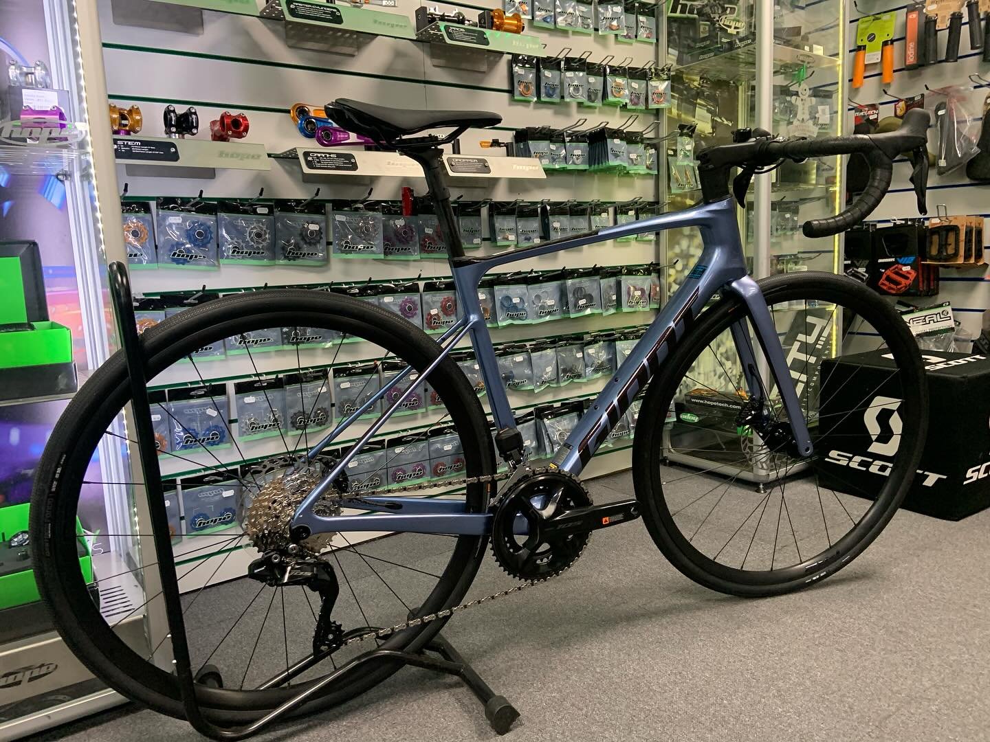 Yet another @giantbicycles @giantuk Defy leaving us today ❤️🙏
This time it’s the a giant Defy Advanced 1, this bike comes complete with @shimano_uk @shimanoroad 105 #di2 as stock.
#shoplocal #localbusinesses #localbikeshop #independantbikes
