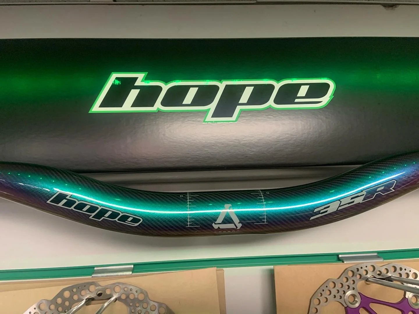 The latest edition to @hopetech handlebar range is the 35mm rise ones. Available in carbon finish or in the Chameleon finish.
Both in stock with more on the way. #britishbuilt #hopetech #barnoldswick #localbikeshop #shoplocal #miltonkeynes #woburnbi
