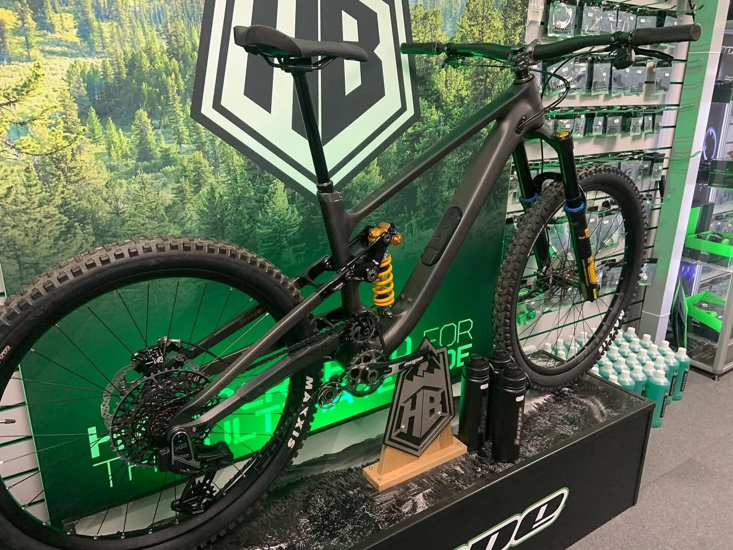 I can’t believe we forgot to share this one with you wonderful bunch.
Here we have the stunning @hopetech #hopehb916 #carbonfibre #bike This is something that we all adore. The attention to detail is what we love about Hope products. 🥰
Drippi
