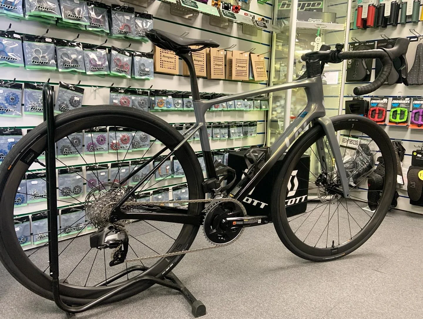 Another fantastic #roadbike from @giantbicycles @livcyclinguk left us last week. A very well specified #carbon bike complete with @sramroad #AXS groupset.
#localbusinesses #miltonkeynes #localbike #independantbusiness #shoplocal #miltonkeynessmallbus