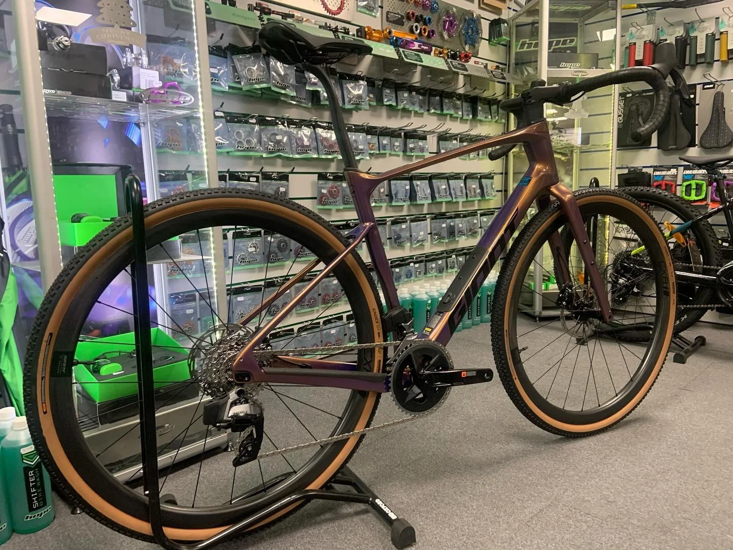 Another splendid example from @giantbicycles @giantuk left us recently, this time it was the stunning Revolt Advanced Pro 1.
Complete with #carbonfibre frame, forks, seatpost and wheels with Sram AXS groupset.
#localbikeshop #shoplocal #miltonkeynesb
