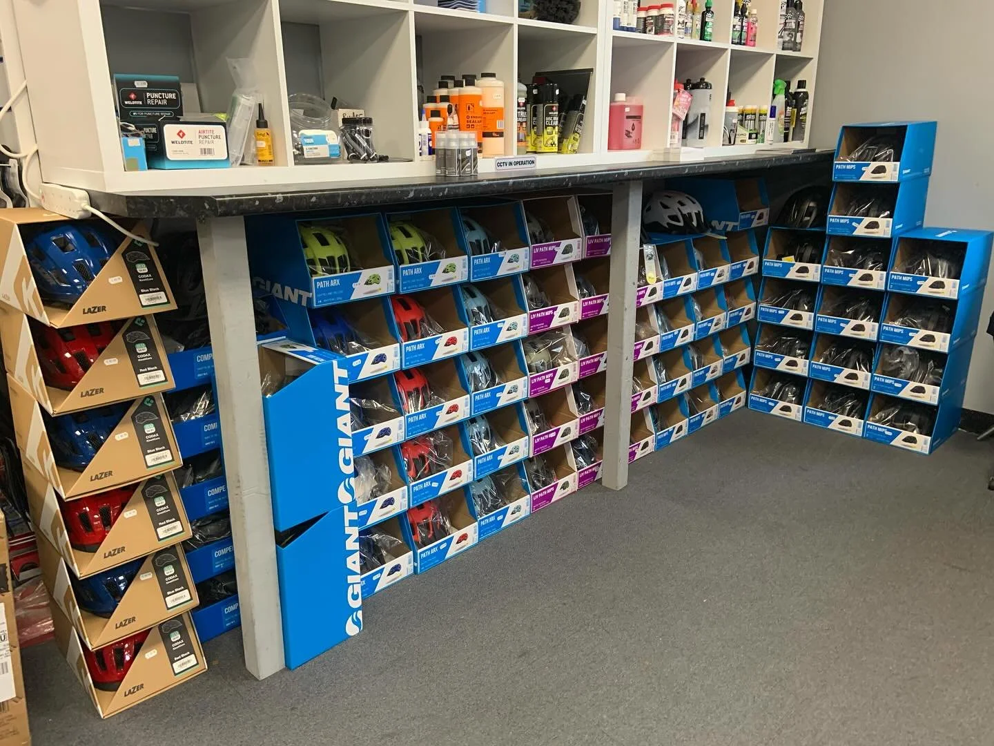 Received a nice little top up of @giantuk #helmets last week. These helmets offer amazing value at £44.99 as they come with MIPS and are available in various sizes from Youth to Adult along with a great choice of colours.
#shop #localbusiness