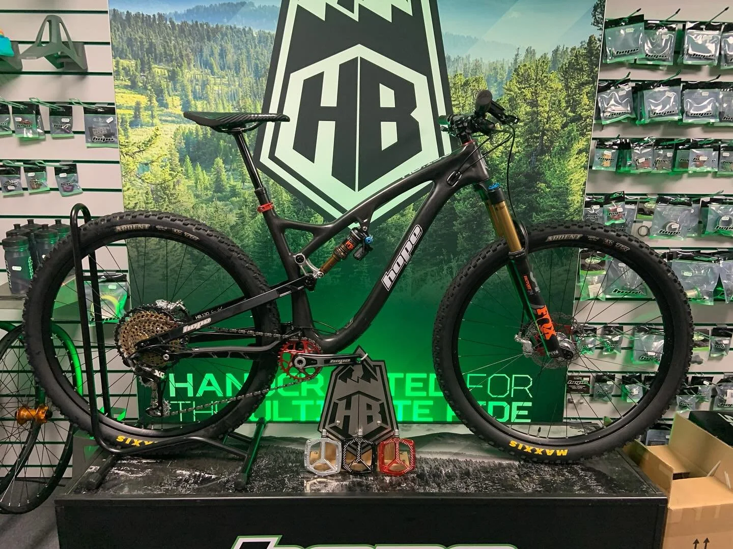 What colour #hopef22pedals would you choose? This @hopetech #hb130 allows us one of three options, Red, Black or Silver?