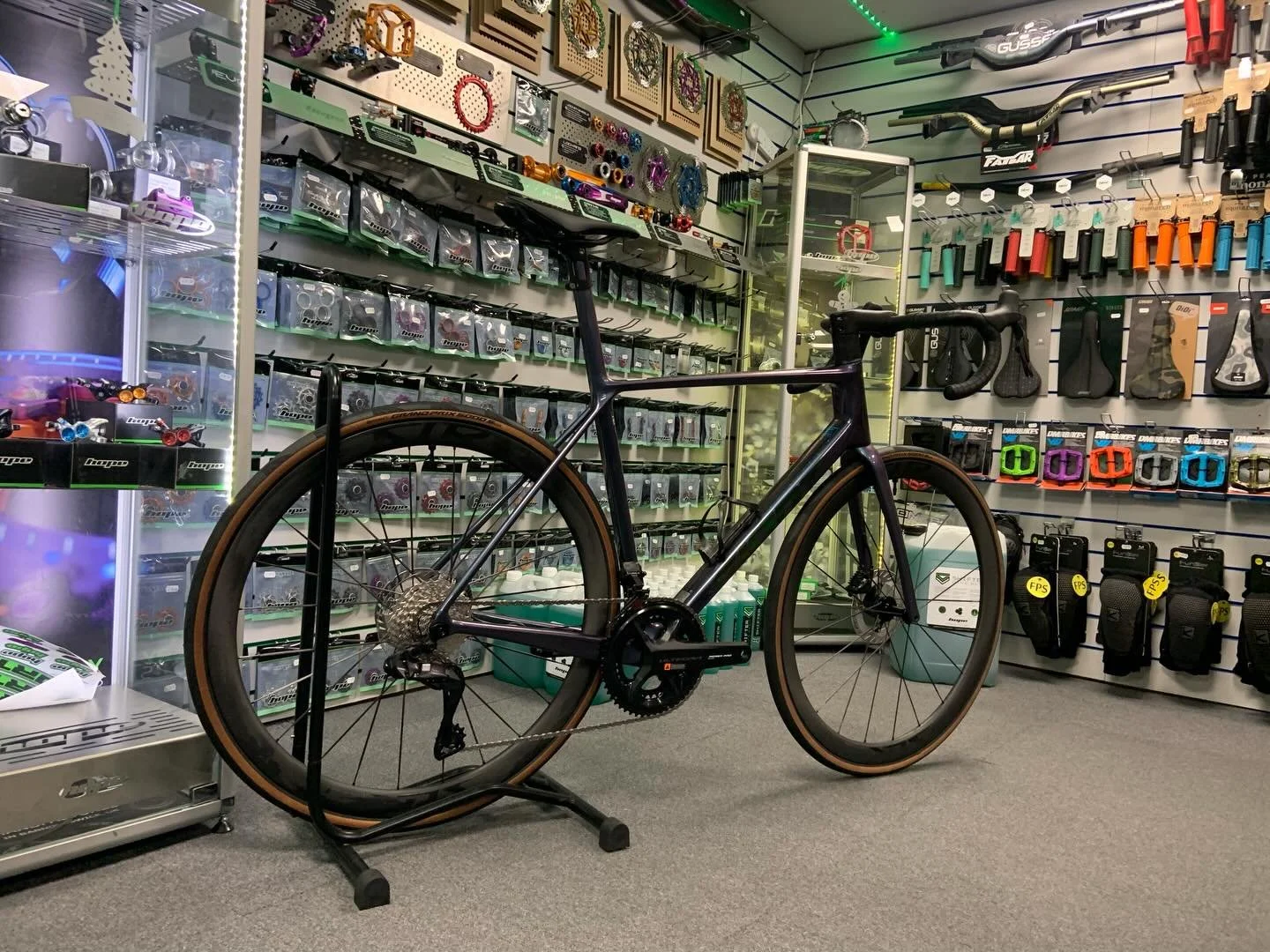 Another customer order left us last week. This time it was a rather beautiful @giantuk TCR Sl, the customer upgraded the tyres to some tan wall @conti_bicycle gp5000 to complete the look.

We have more #roadbikes and #gravelbikes landing from @giantb