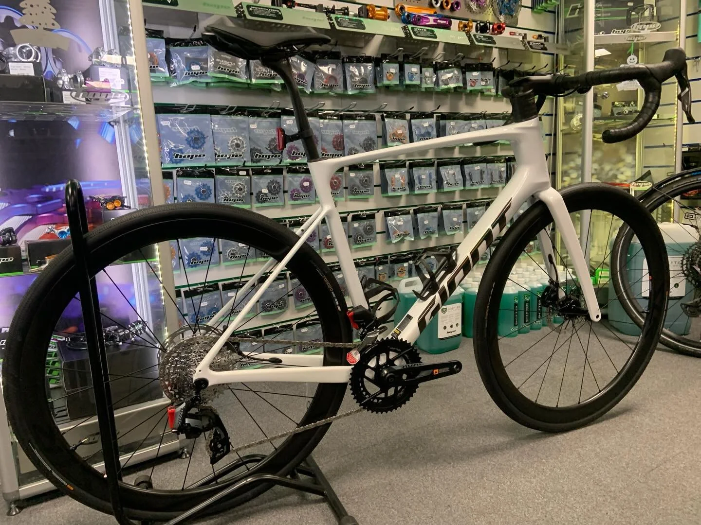 Just landed into stock is this simply stunning @giantuk Defy Advanced Pro 1. Running #sramaxs throughout and finished in a pearlescent white. These pictures really do not do this bike justice.
More road bikes to follow for stock later this week..😎

