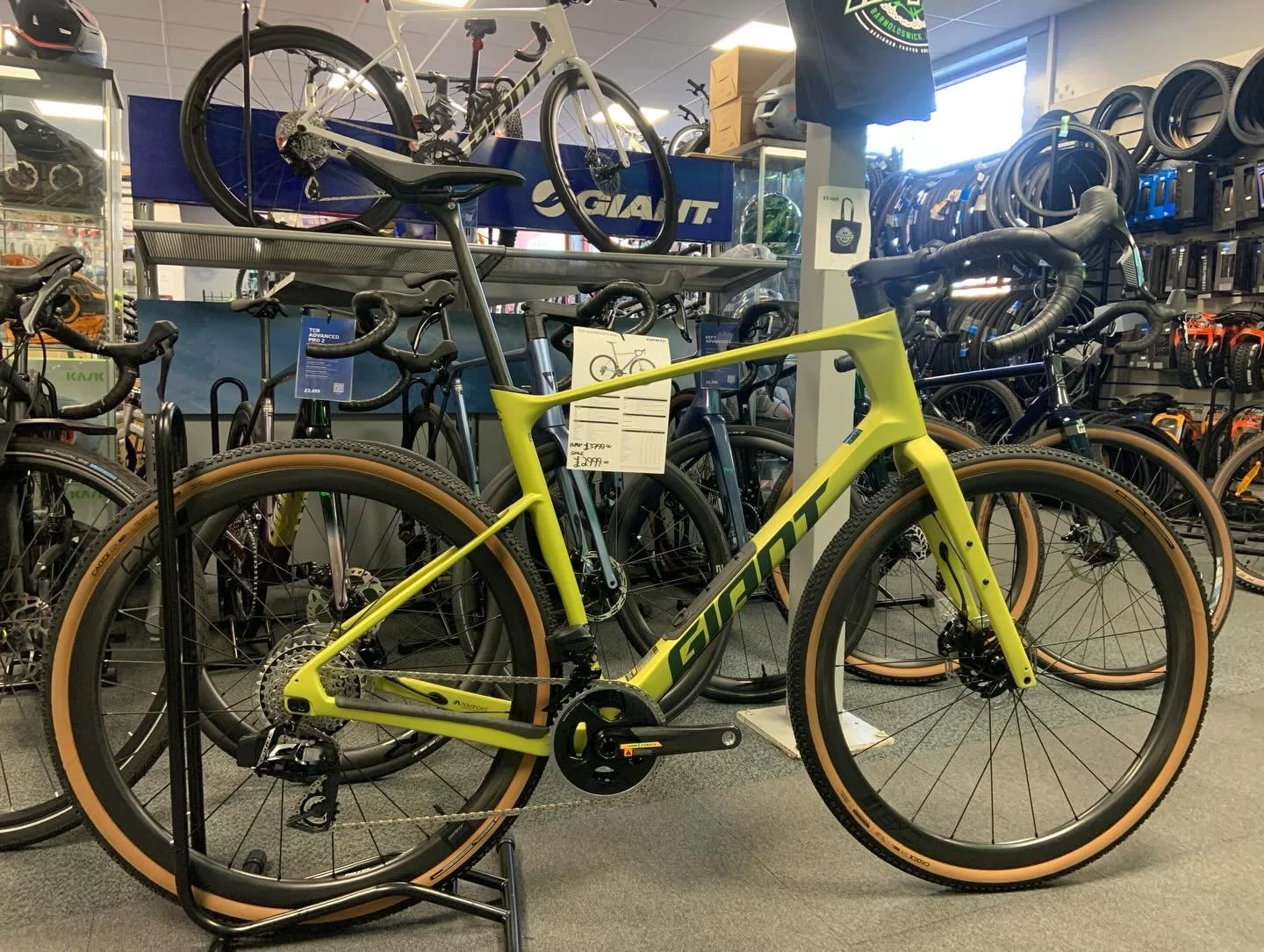 Another stunning #gravelbike left us yesterday, this time it was this beautiful Cyber Lime @giantbicycles Revolt Advanced Pro 0. Complete with @giantuk CXR1 Carbon wheels and @sramroad Force AXS groupset. #shoplocal #localbikeshop #miltonkeynes #leig