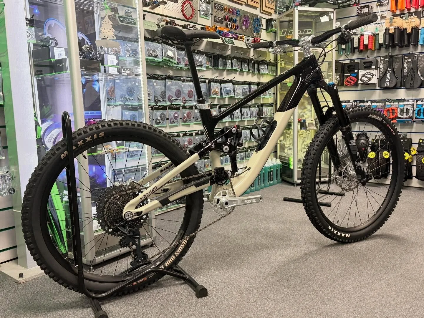 @hopetech 916 ex staff bike landed into stock ready for its new owner&hellip;
These bikes are seriously amazing to ride and definitely fill you with confidence, this one is finished in a superb colourway and complimented with a silver finishing kit i