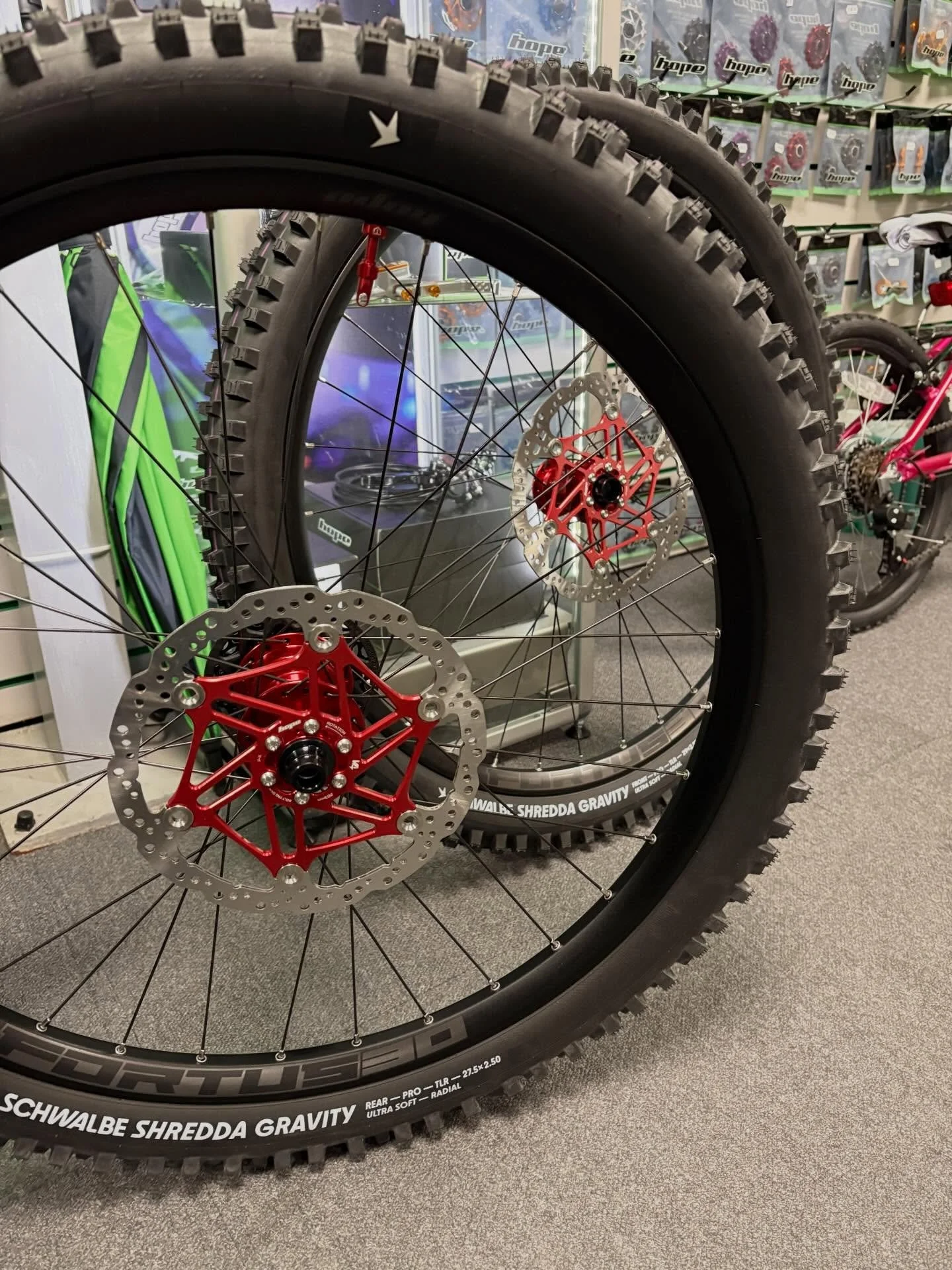 When the build of the @giantbicycles Glory Legends Edition starts with the wheels. Obviously we are using @hopetech DH rear hub and Pro 5 front with the Vented rotors, that means it has to have V4 brakes going on the build, all colour coordinated to 