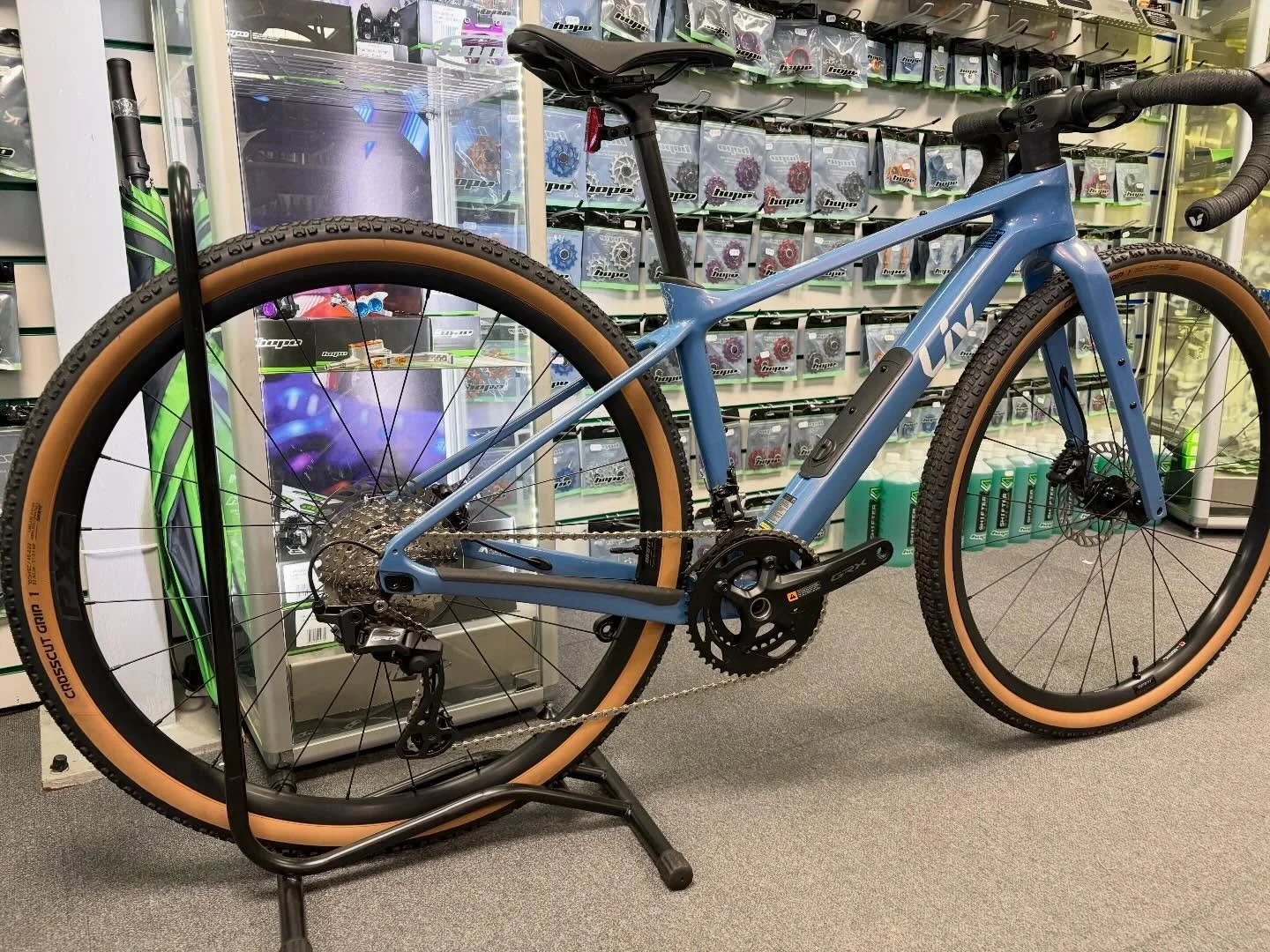 Leaving us this weekend is this stunning @livcycling #gravelbike 
The Devote 2 offers great value with a full @shimanogravel GRX groupset, Carbon Fibre frame and Fork, internal cable routing and frame storage. 

#localbikeshop #miltonkeynes #shoploca