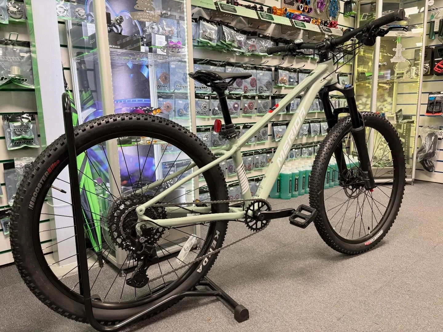 Just landed into stock is this rather excellant @meridabicyclesuk Matts J Champion 26&rdquo; wheel junior bike.
Suits approx height of 137-150cm.
Complete with dropper post, hydraulic brakes, @shimano_uk @shimanomtb cues 1x9 and a pair of @xfusionsho