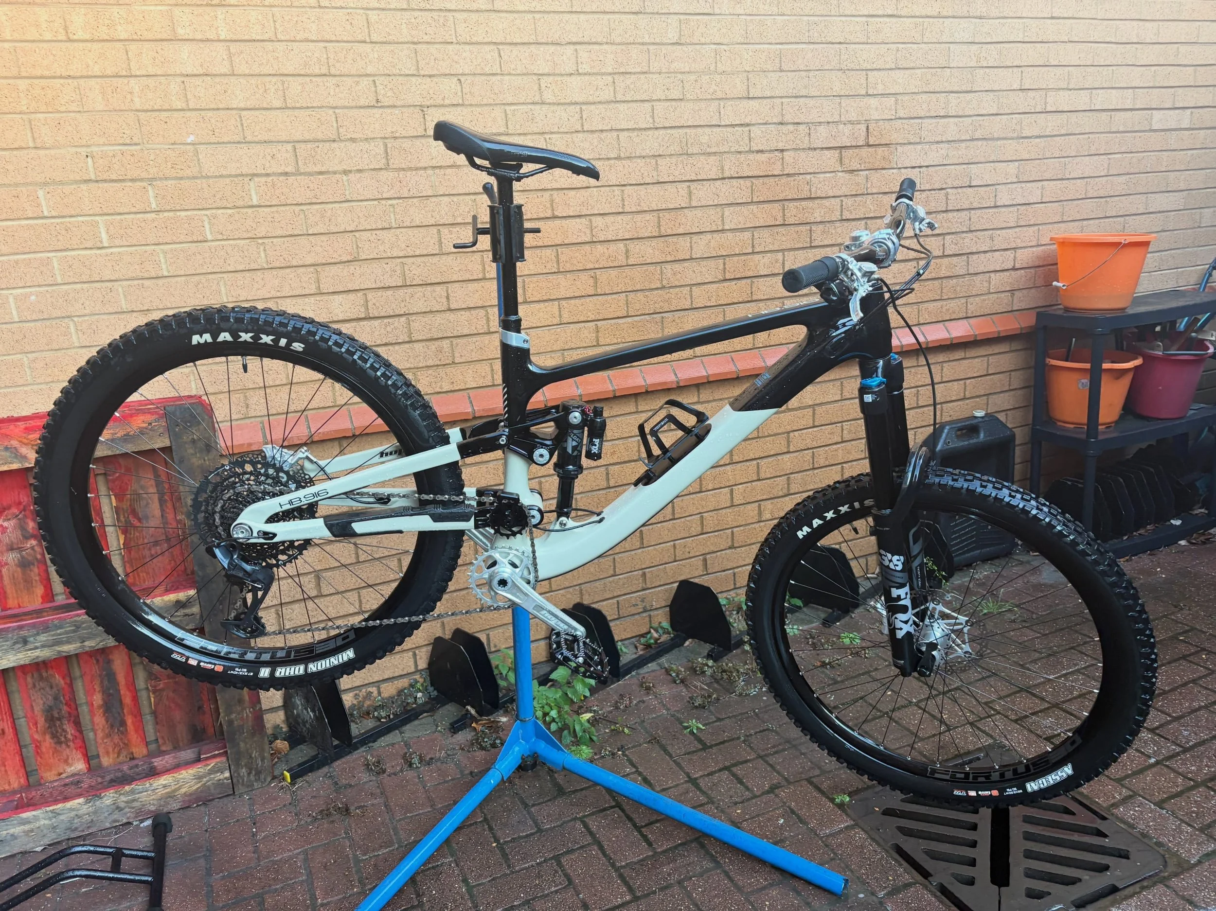 The Hope Technology Ltd ex demo 916 has just had a wash and is up for grabs for a bargain.
This is a large (H3) and it is in very good condition.

Anyone interested pop in and see us and grab a bargain for &pound;3999.00.

#hopedealer #localbikeshop 