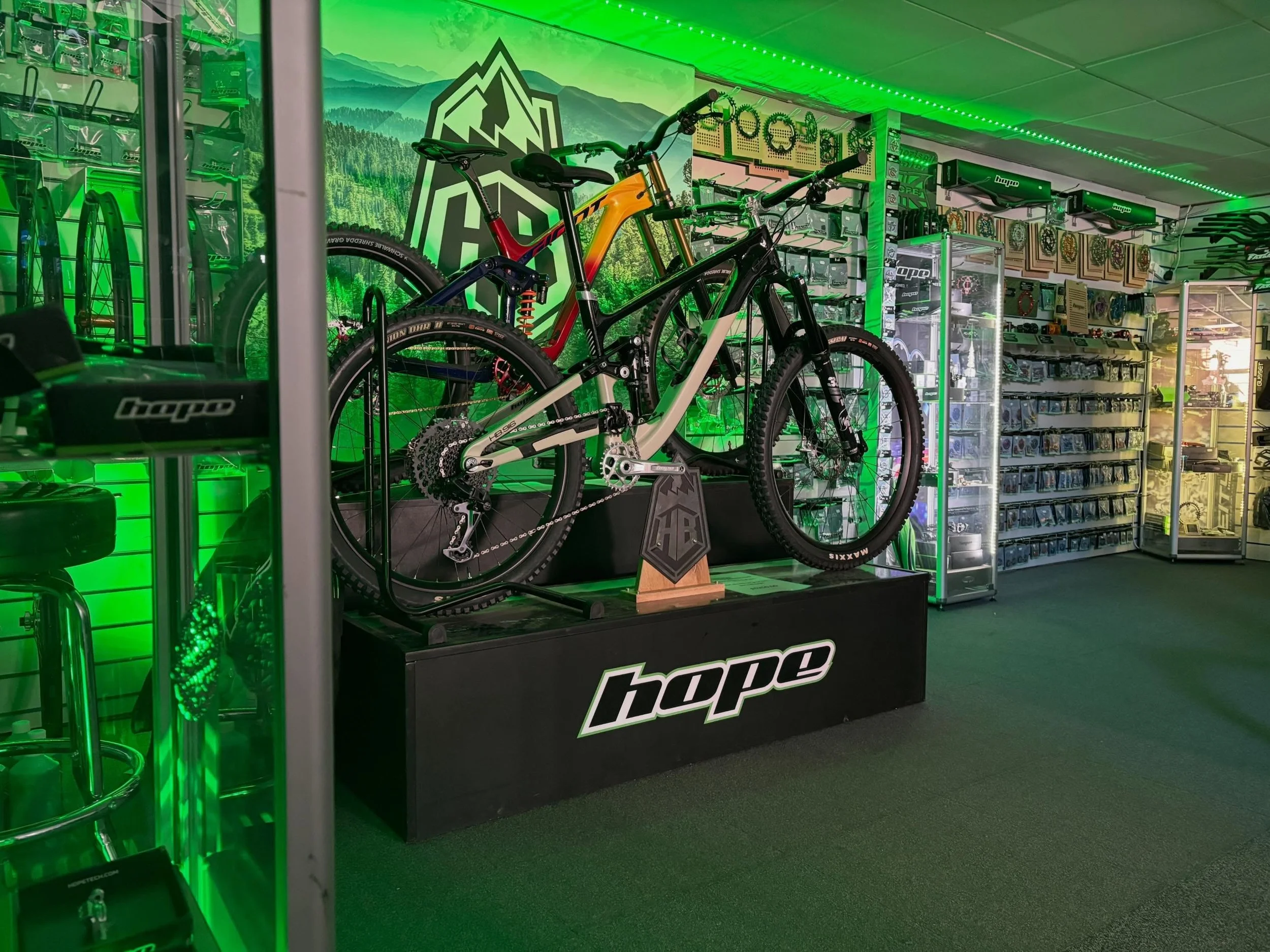 The @hopetech display is looking very pretty all backlit in green.

Big shout to Hope for sorting another bike plinth so we could display the @giantuk Glory nicely along side the 916. The Glory is absolutely dripping in all things Hope so looks incre