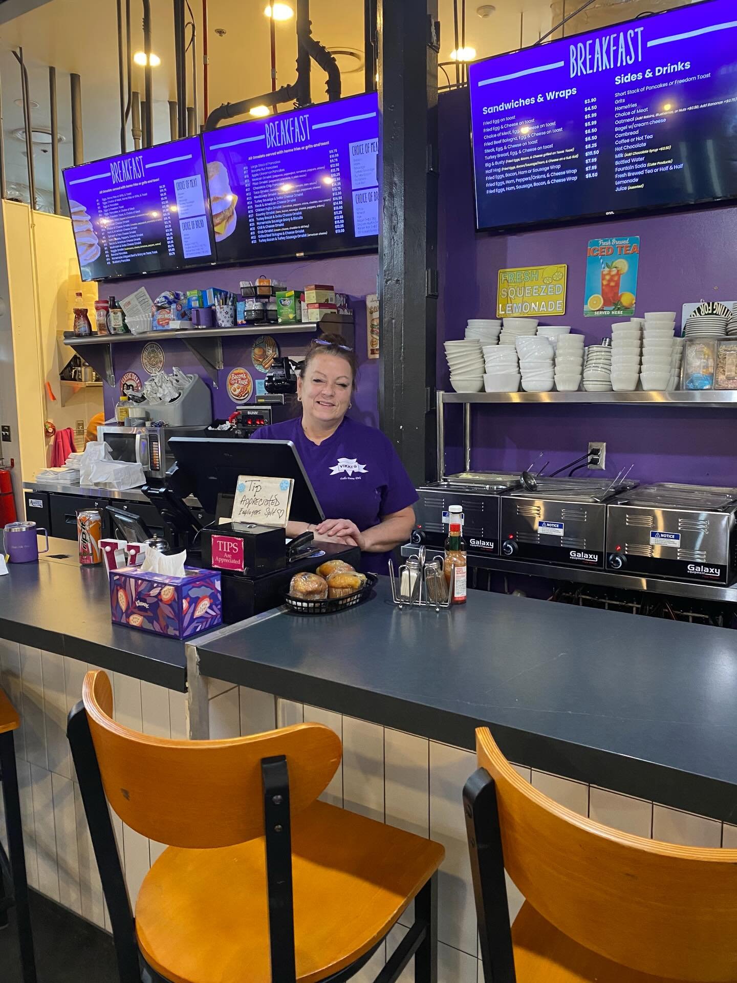 A big shoutout to neighborhood staple Vikki&rsquo;s Deli on their beautiful new, larger home inside Broadway Market! Serving up the same amazing breakfast and lunch, just with more space to gather. Go show them some love!❤️🎉 #fellspointmainstreet #f