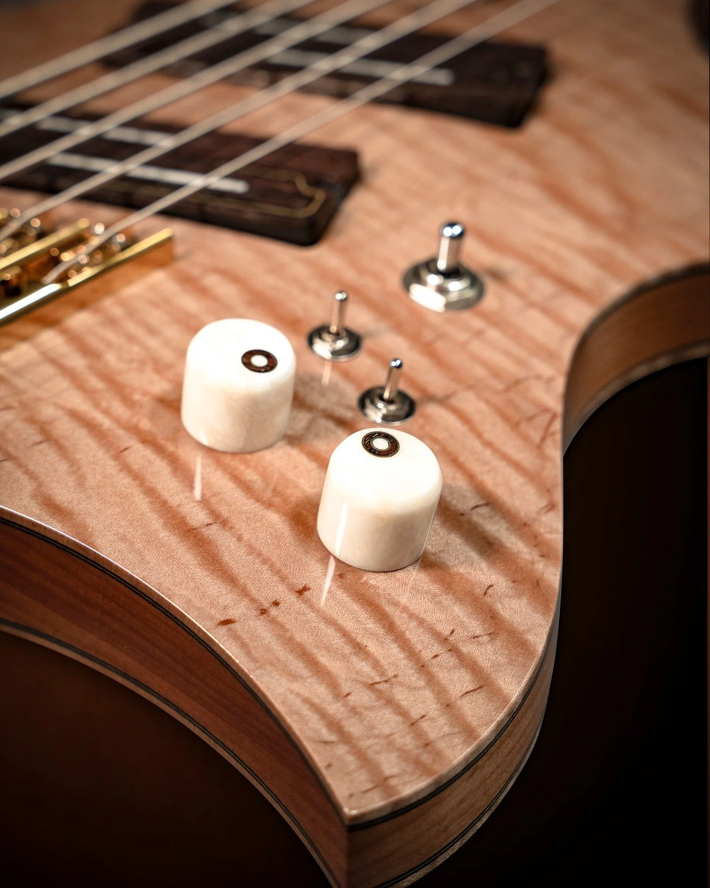 Fretted Multiscale Bezard Famine 5 String Bass. This one is available on my website. 

#BoutiqueBass
#FunkBass
#ElectricBass
#BoutiqueInstruments
#FunkyGrooves