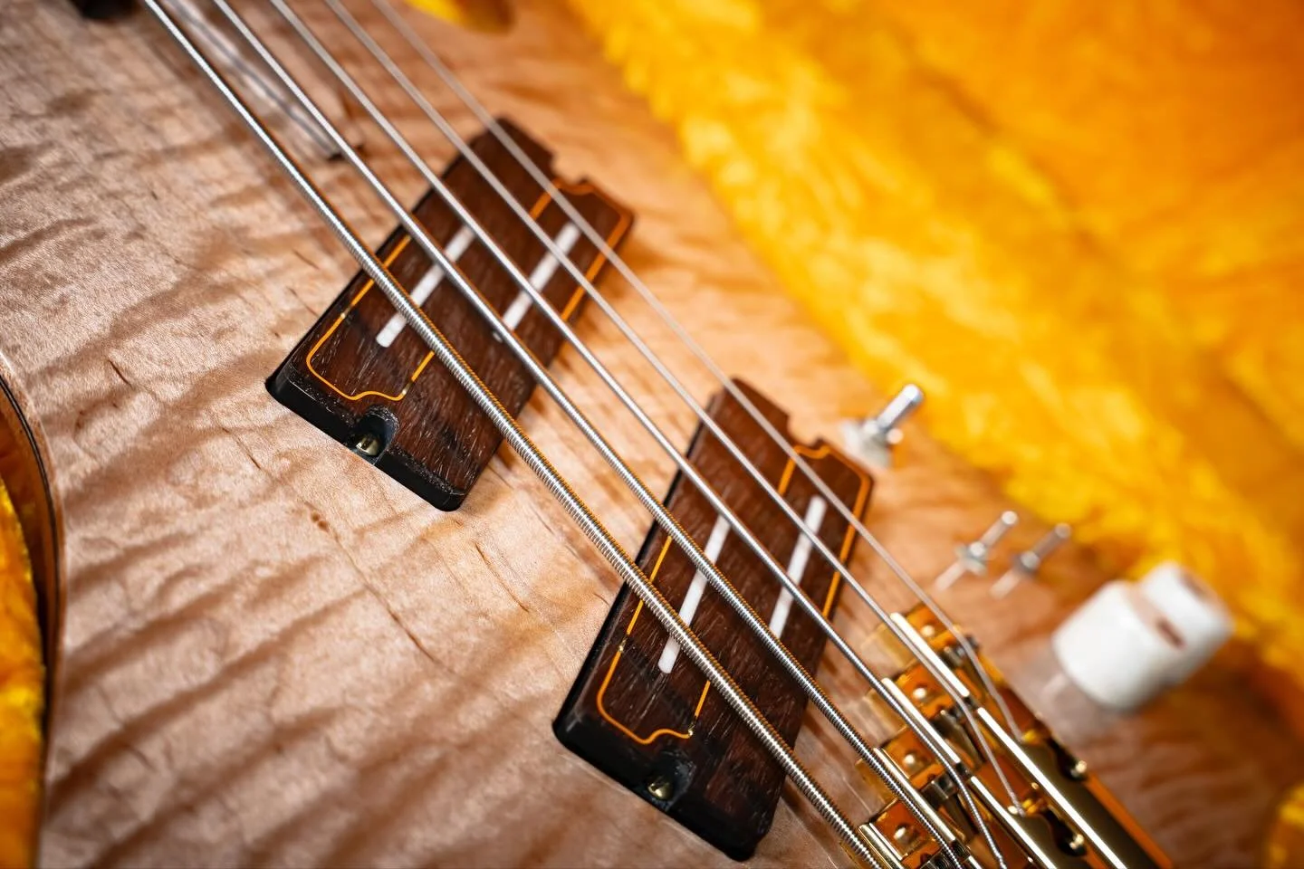 Case shots 

📸 @tylerrobbins_ 

#LutherieArt #FineWoodworking #HandcraftedGuitars #CustomGuitar #LuxuryGuitar