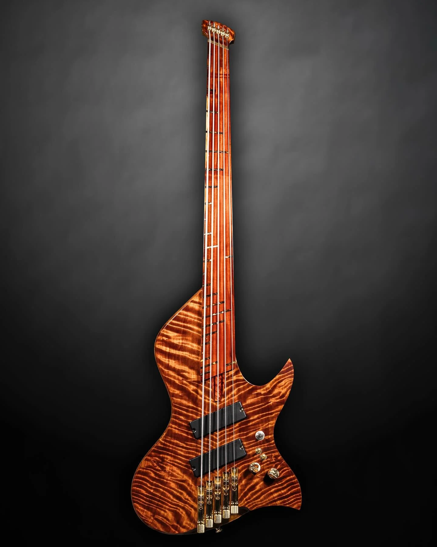 This is a sweet one. Sure wish I could have kept it! 
Available at @pyramidguitarsco 

Photos courtesy of the epic and brilliant @tylerrobbins_ 

#BoutiqueBass
#FunkBass
#ElectricBass
#BoutiqueInstruments
#FunkyGrooves
#BassPlayersUnite
#LowEndLove
#