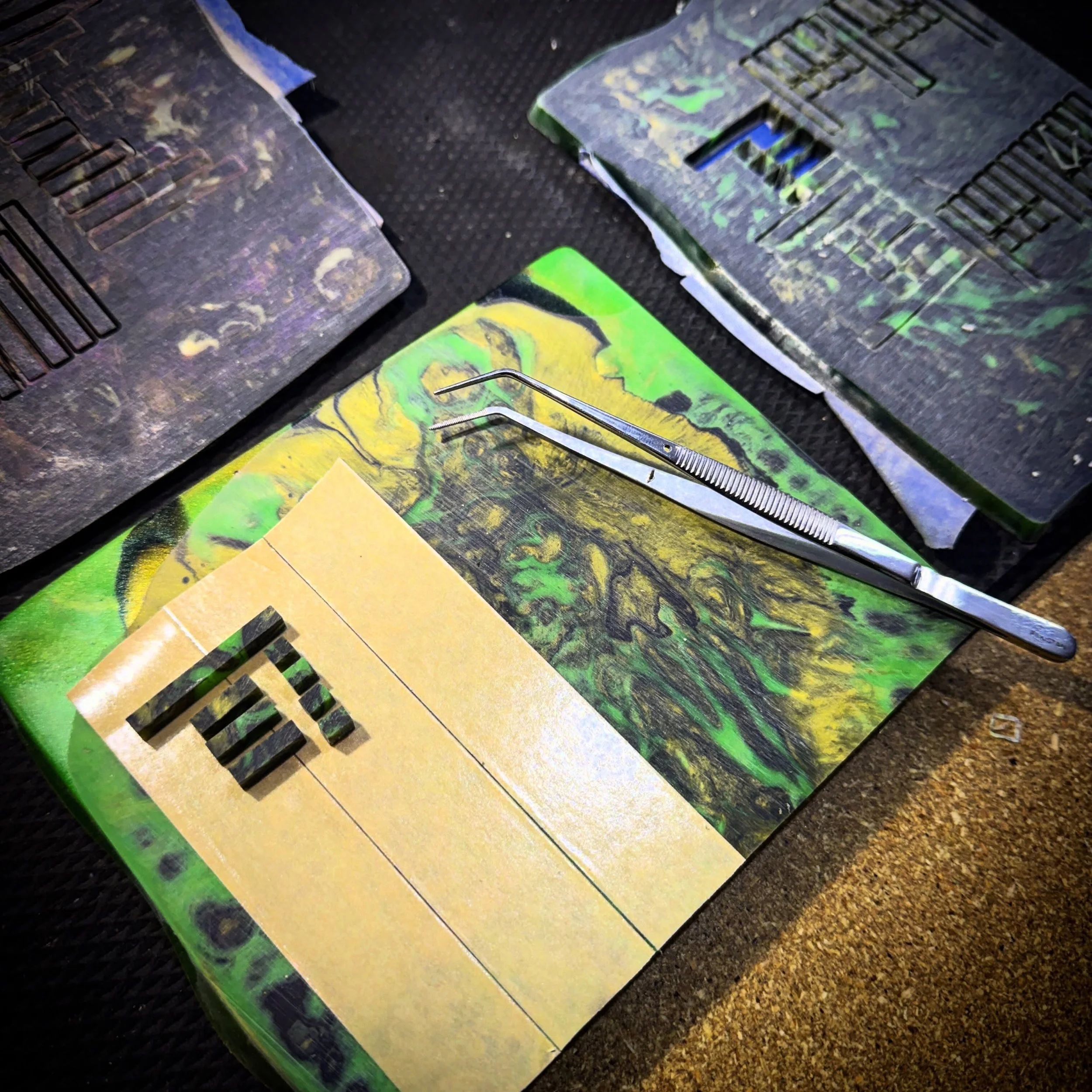 Gotta keep everything together so it all ends up where we want it! 🤓☝🏻

#customguitar #boutiqueguitars #inlay #finewoodworking #resin