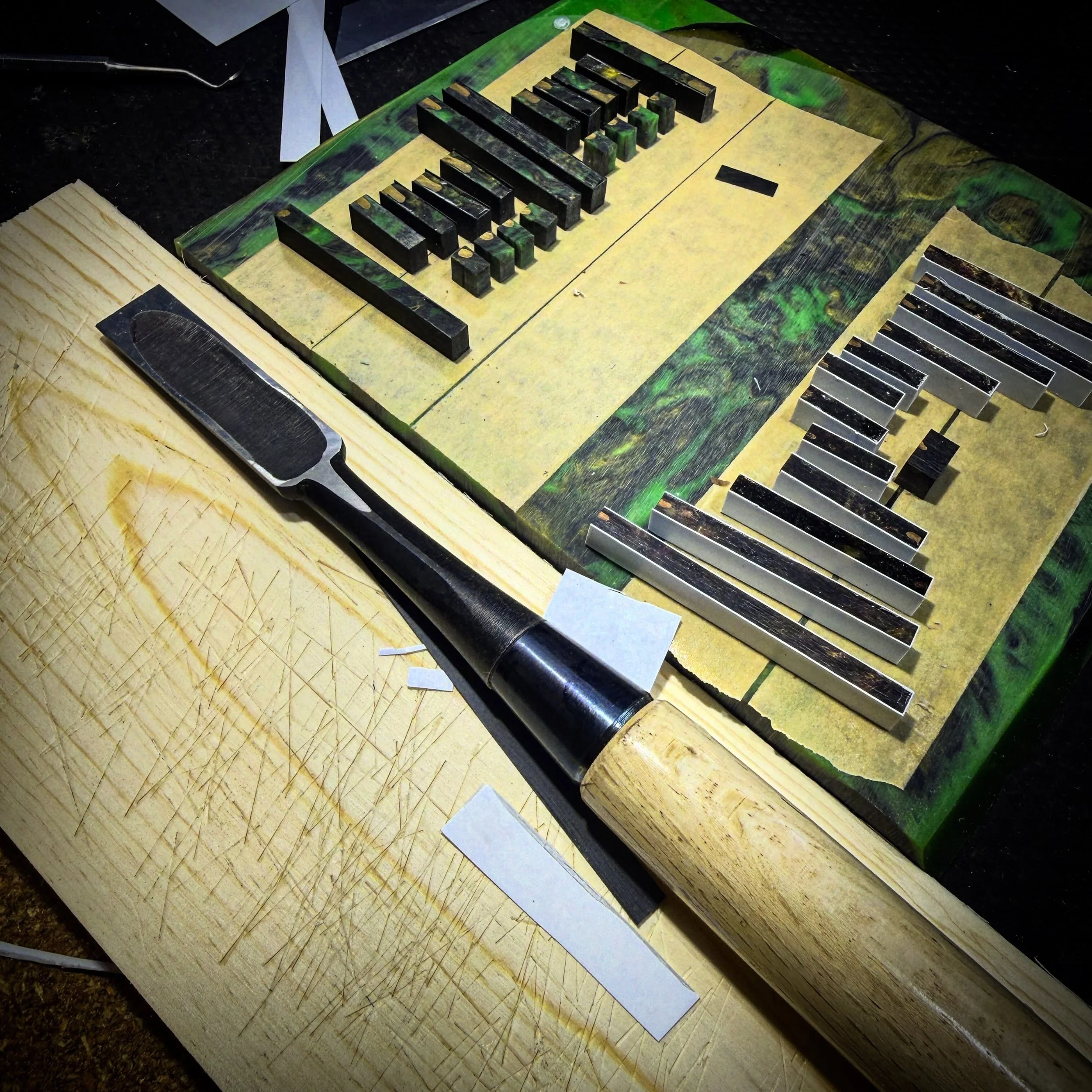 Fret markers are bound. That was a lot of cuts! 

#customguitar #boutiqueguitars #finewoodworking #inlay #resin
