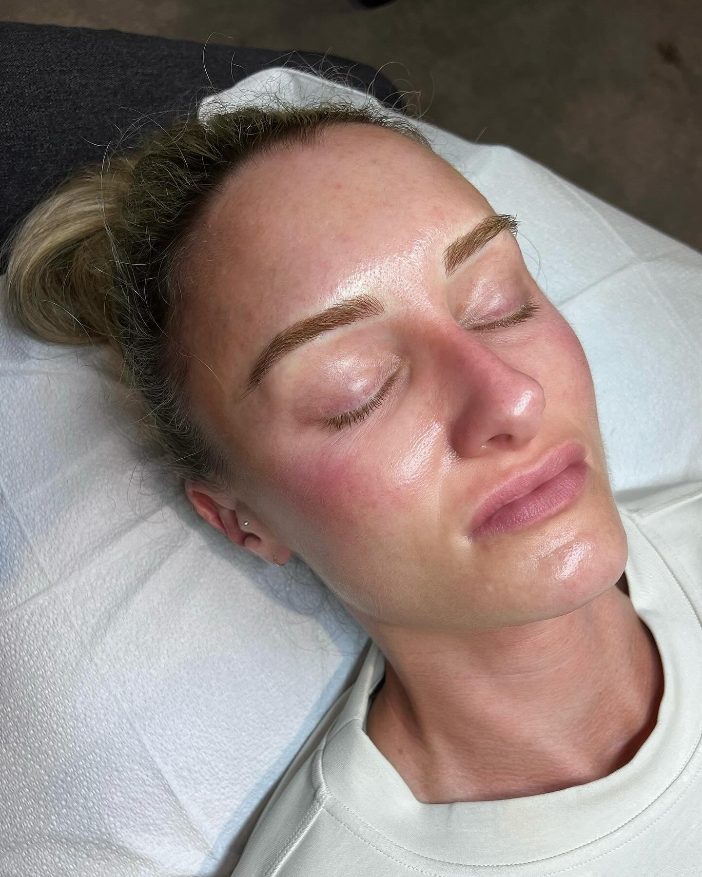 ✨ Perfect Combo Brows! ✨ 
This transformation is all about balance&mdash;natural softness meets flawless definition. Swipe to see the incredible journey from her starting point to her stunning new brows!

Artist: Andrea 
Service: Combo Brows

Ready t