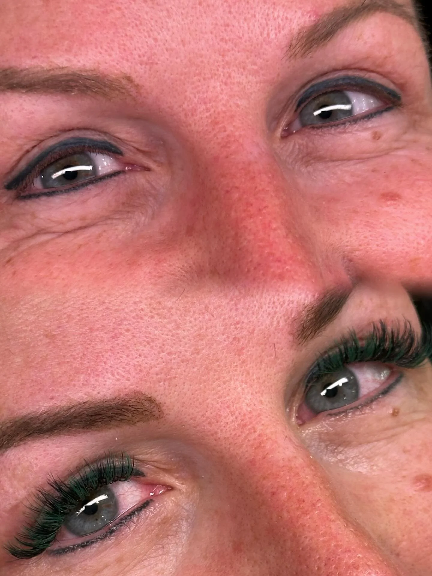 Obsessed is an understatement 😍
A classic black set with a subtle pop of green to brighten the eyes and add that little &ldquo;something extra.&rdquo;

Soft, fun, and totally wearable.

Artist: Kylie 
Service: Lash Extensions

#raleighlashes #northr