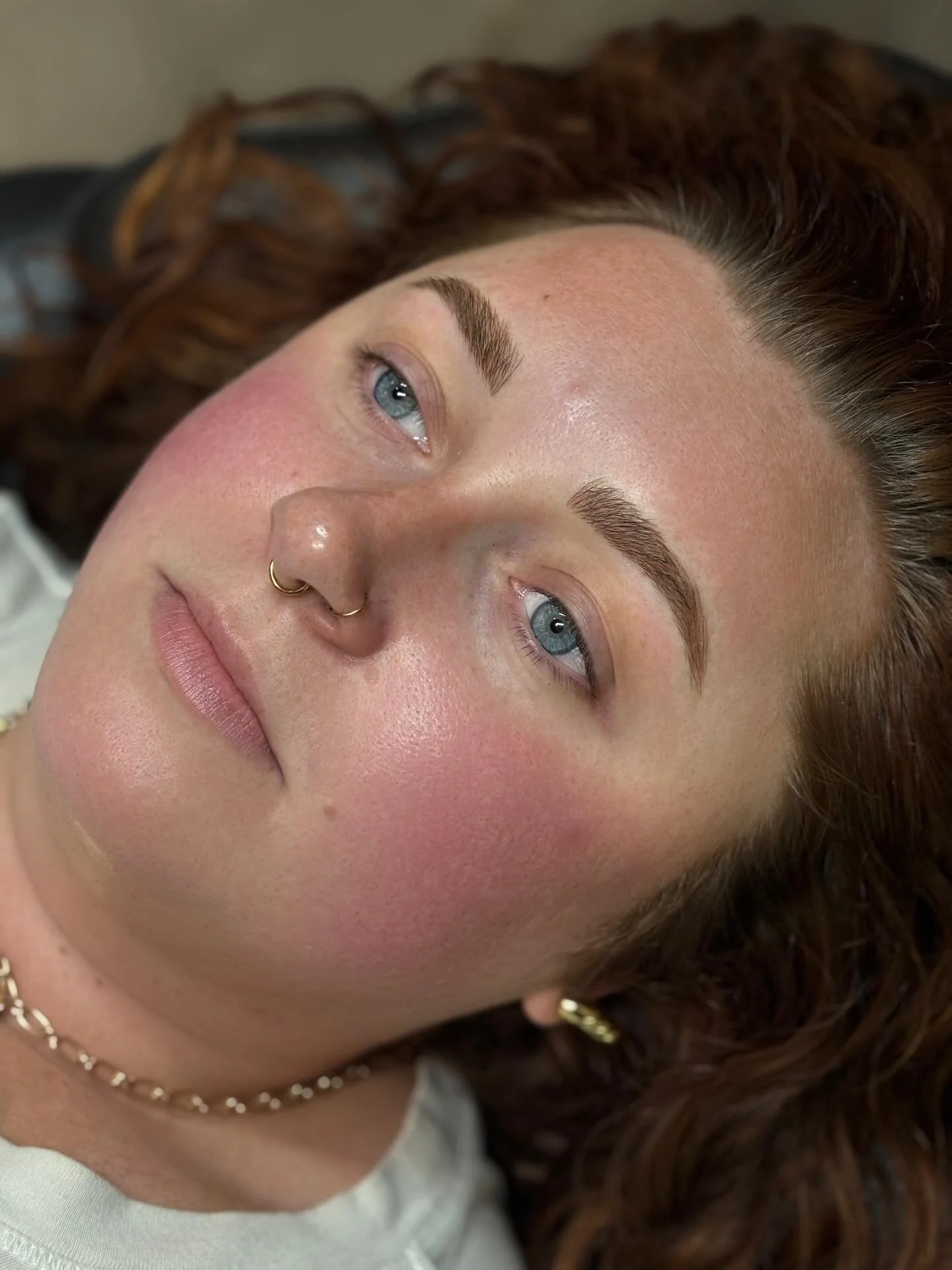 Stunning doesn&rsquo;t even begin to cover it.
These brows just wrapped up their perfecting session and WOW &mdash; the shape, the softness, the symmetry&hellip; everything settled in so beautifully.
Fresh, natural, and fully healed to frame her face