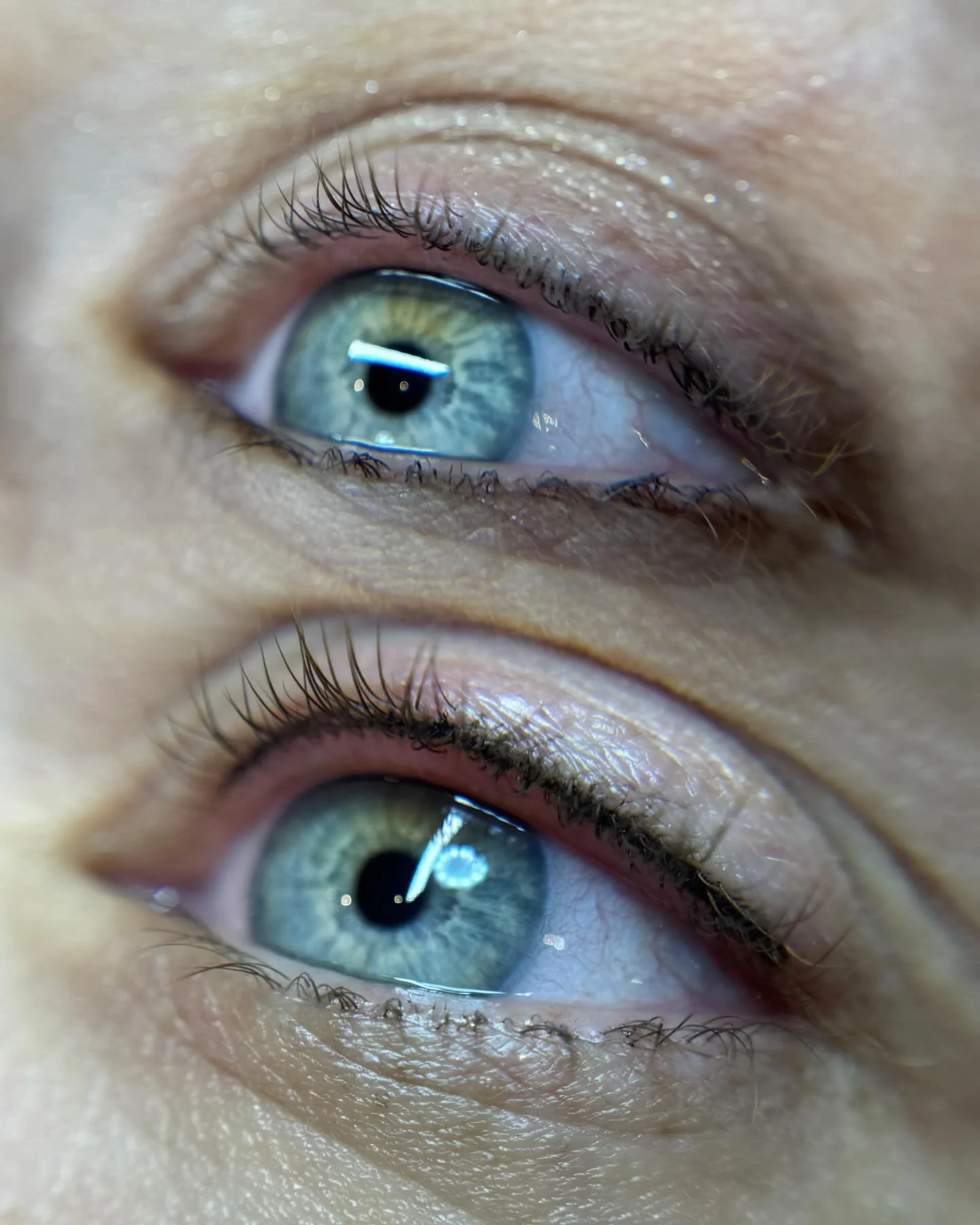 A little lash line enhancement goes a long way ✨
This subtle tattoo hugs the base of your lashes, making your eyes look brighter, more defined, and effortlessly polished &mdash; without a full eyeliner look.
Perfect for anyone who wants that &ldquo;I