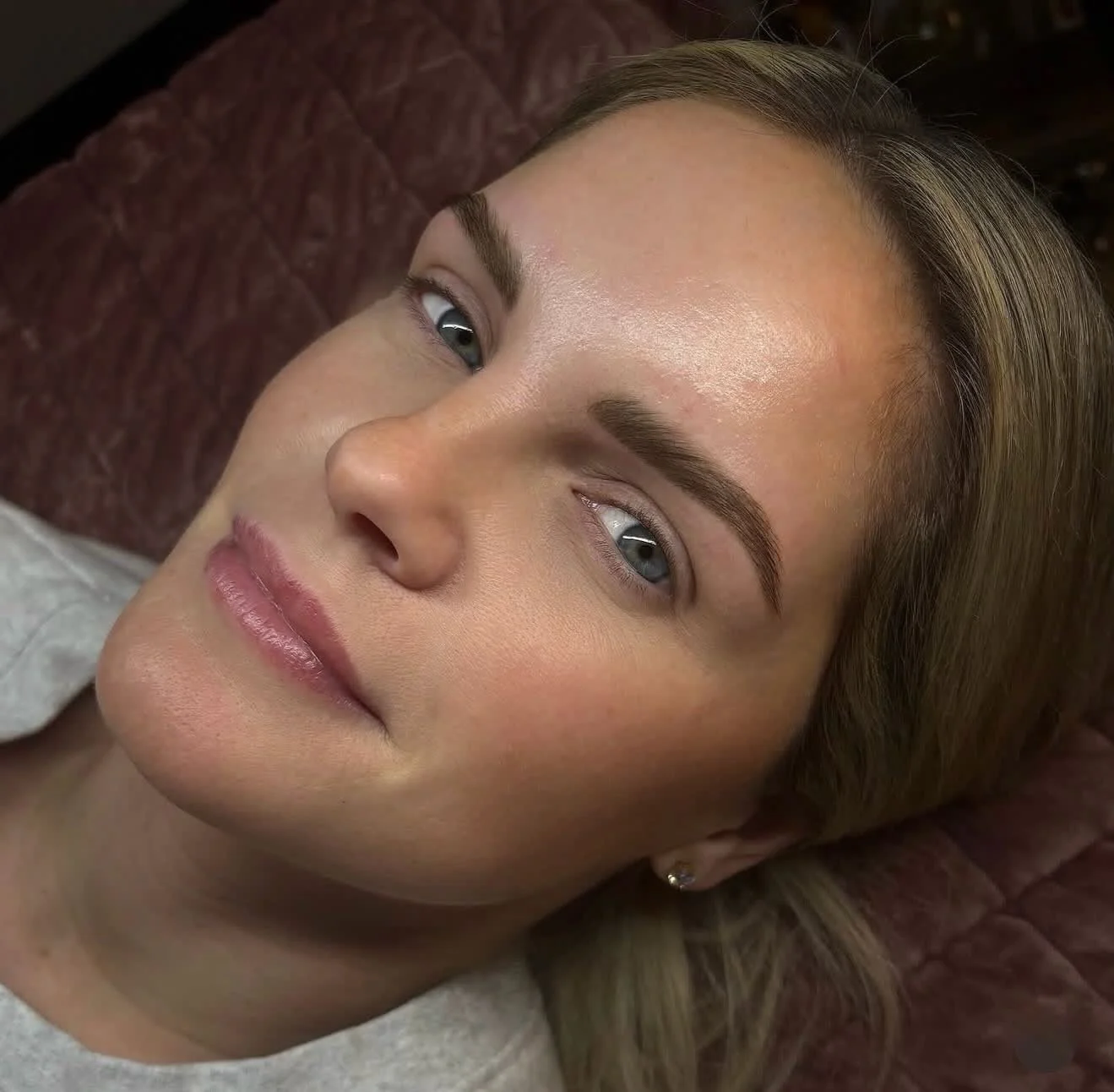 Fluffy, lifted, and perfectly shaped 🤍 Brow lamination paired with custom shaping and tint gives you that brushed-up, fuller look without adding a single hair. Clean lines, soft depth, and brows that stay put from morning to night.

Artist: Andrea 
