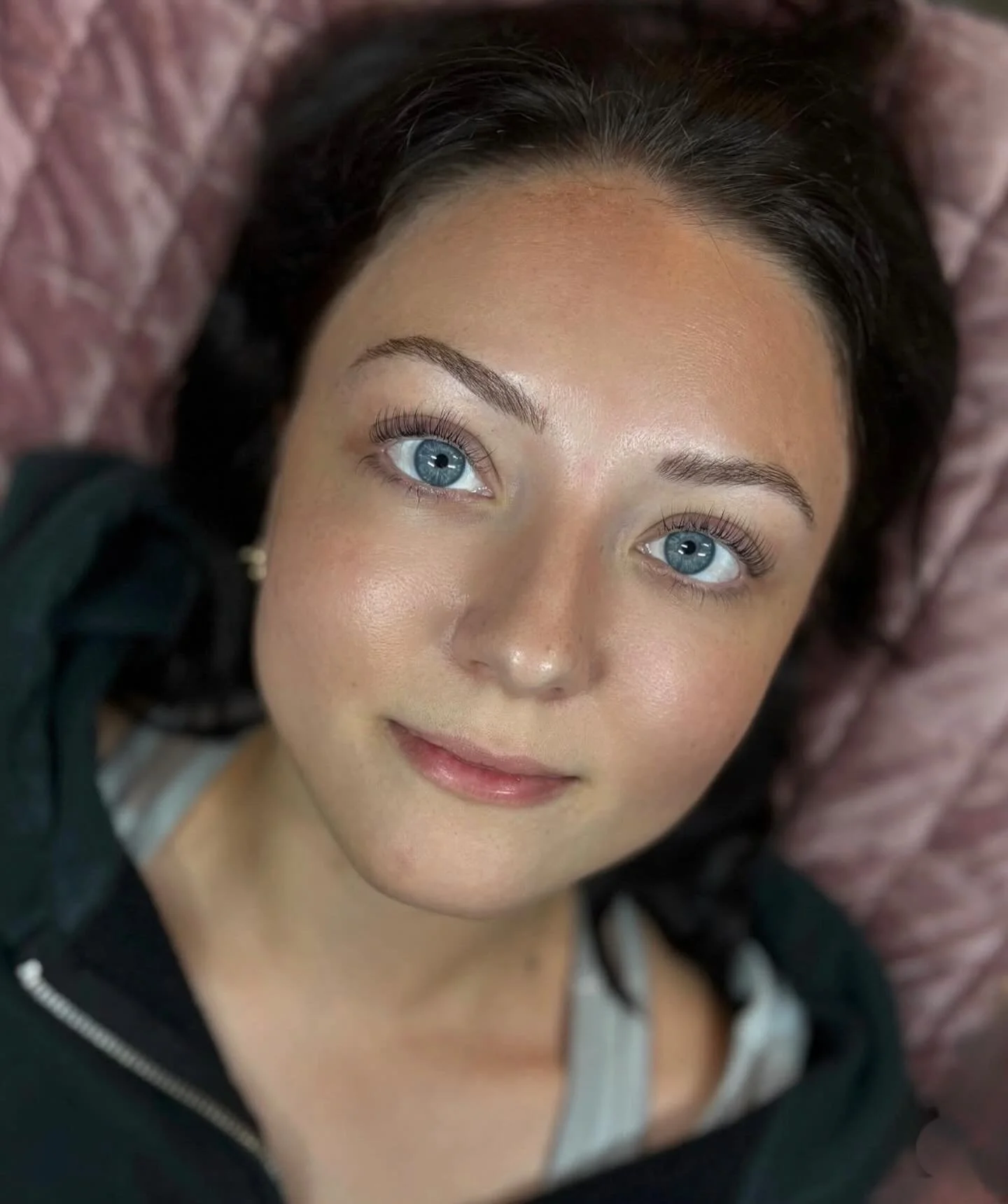 Lash lift and tint goodness paired with beautifully healed microblading&hellip; the kind of low-maintenance combo that makes mornings easy. Fluffy, defined brows and darker, lifted lashes that frame the eyes without needing much else. Effortless and 