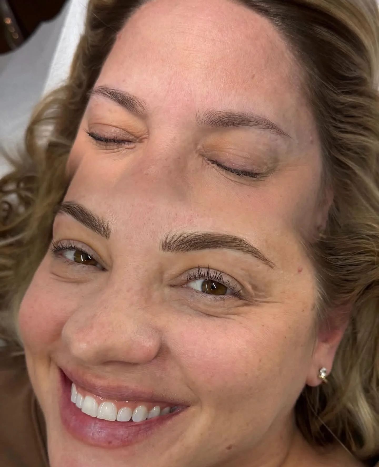 Two sessions later and the difference speaks for itself&mdash;soft, natural microbladed brows that just fit her face. Her smile says it all&hellip; confidence looks really good on her.

Artist: Shelby 
Service: Microblading

#Microblading #browgoals 