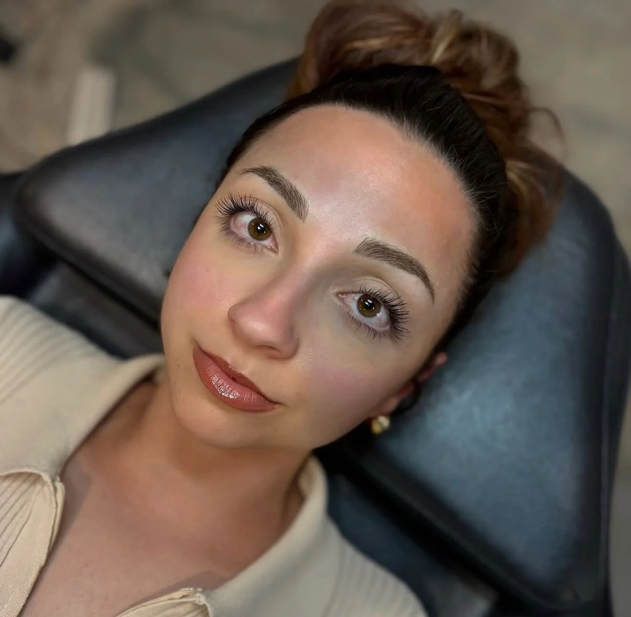 Hybrid brows are that perfect mix of soft + defined. We used microbladed strokes in the front for a natural hairlike look, then added soft powder shading throughout for fullness and that effortless everyday makeup vibe. And this is only after session