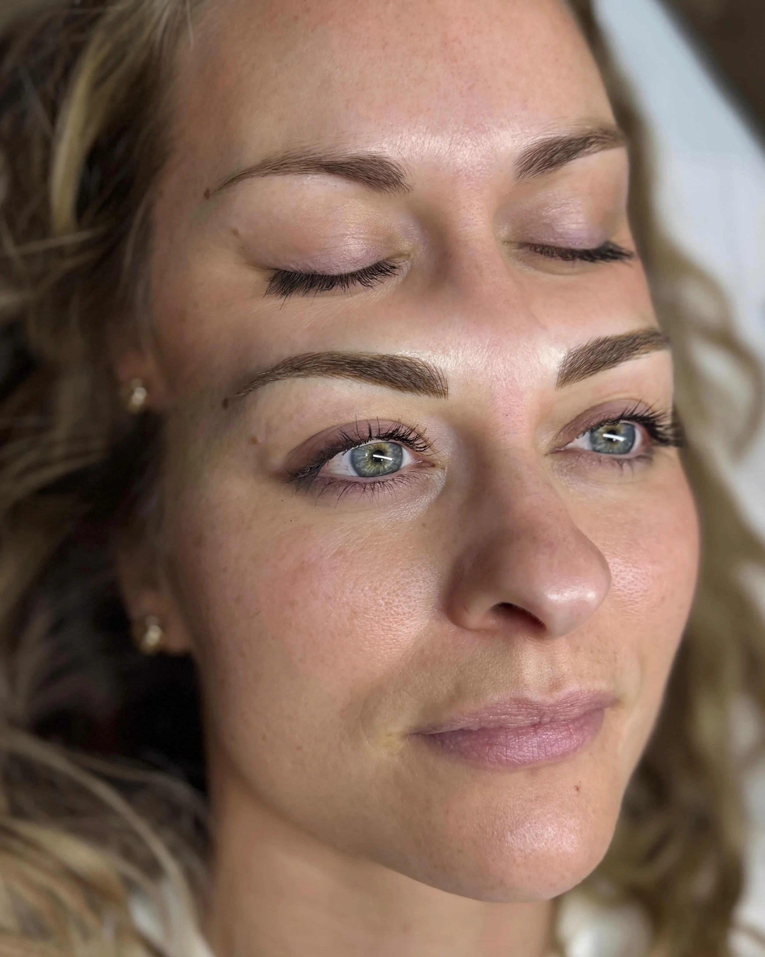 Crispy hairstrokes meet a soft powdery finish and that&rsquo;s the combo brow magic we live for. Whether you&rsquo;re bare-faced or glam, these brows show up and show OUT. Book your appointment and let&rsquo;s build your perfect pair.

Artist: Stepha