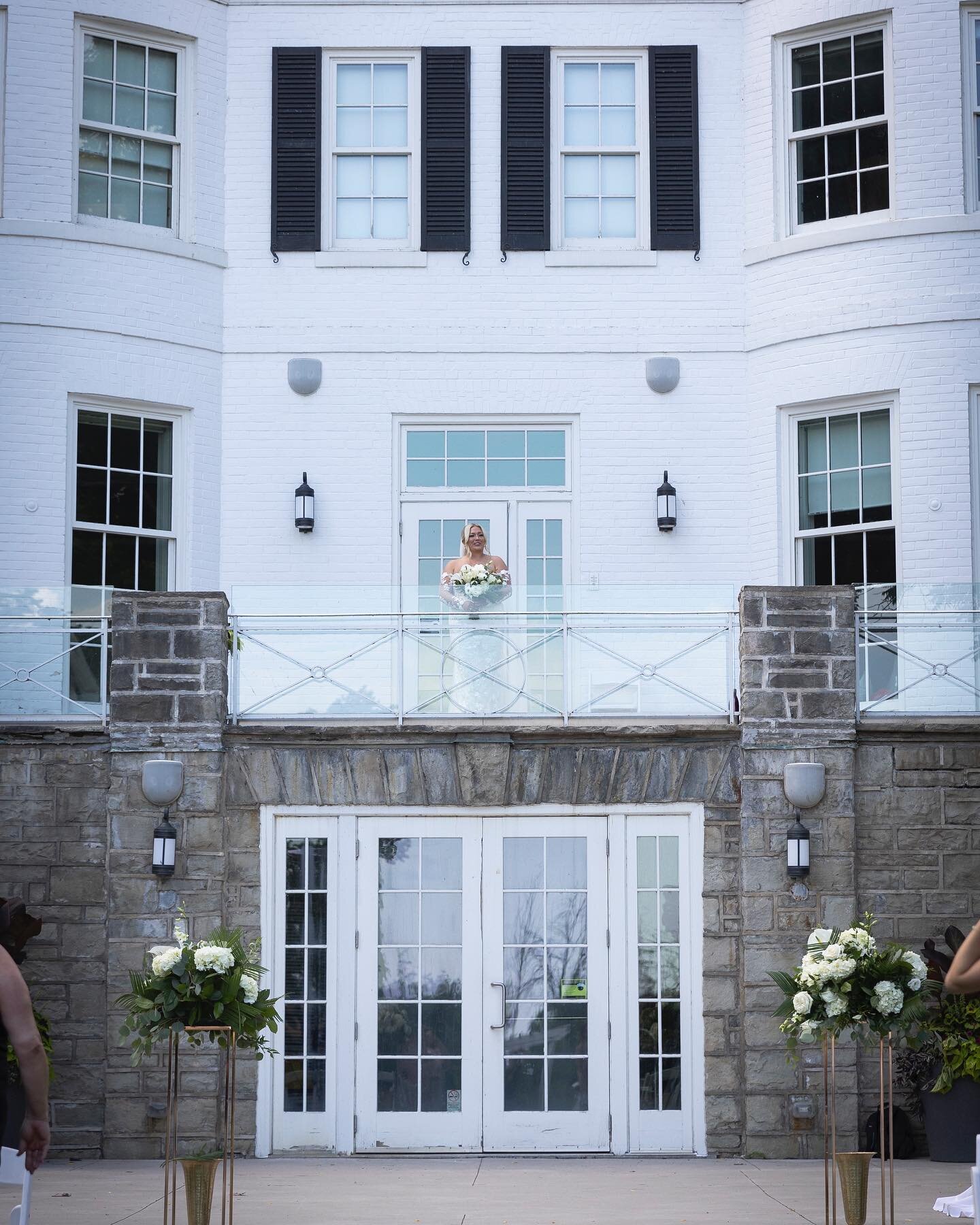 There is something so enchanting about an outdoor wedding ✨🤍 we&rsquo;re excited to share our first reveal of Kevin &amp; Olivia&rsquo;s beautiful @hardingwaterfrontestate wedding 🤍

this gorgeous wedding blended modern electric vibes and tropical 