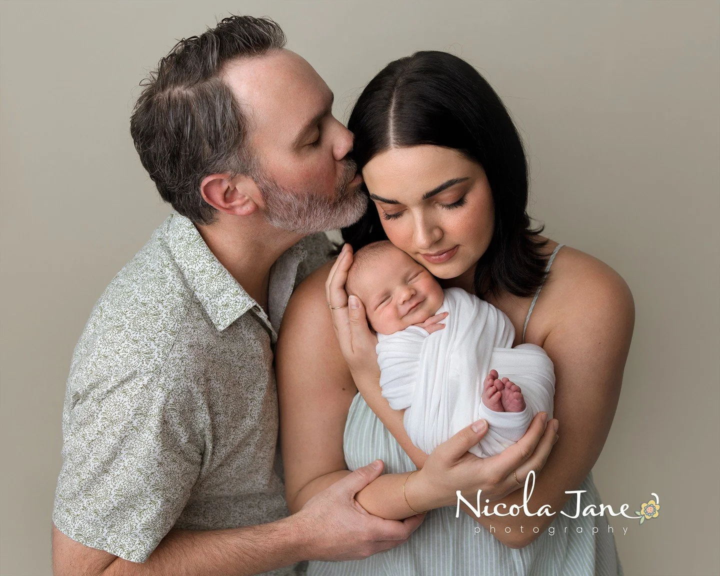 Smiles on Sunday 💛
That smile? It appeared the very moment dad leaned in to kiss mom &mdash; perfectly timed and completely heart-melting.

His little expression says it all: safe, loved, and right where he belongs.

These are the moments that matte