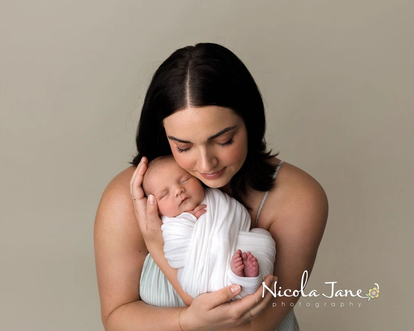 Mums on Monday.
Three timeless poses. One powerful bond.

Here are a few of my favorite classic mama moments &mdash; gentle, quiet, connected. There&rsquo;s something so special about the way mums instinctively cradle their babies&hellip; the way the