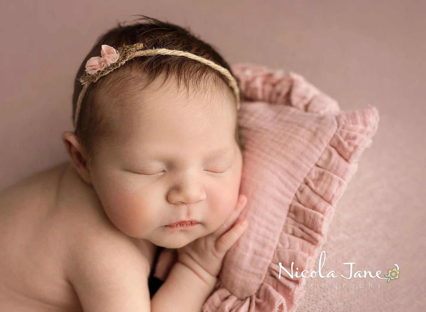 Just pause your scroll for a sec&hellip; ✨
And take in this beautiful baby snoozing peacefully. 💤💗

Those tiny lashes, those plump cheeks &mdash; is there anything better?

#nicolajanephotography #newbornphotography #coloradonewbornphotographer #de