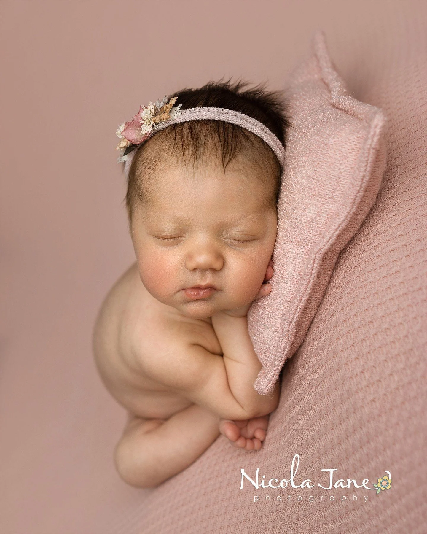Taco Tuesday has never looked so sweet 🌮💗

This little beauty is showing off one of my favorite cozy newborn poses, made even more special with some gorgeous new goodies from @hellolittleprops &mdash; how perfect is that blushy-pink palette?

From 