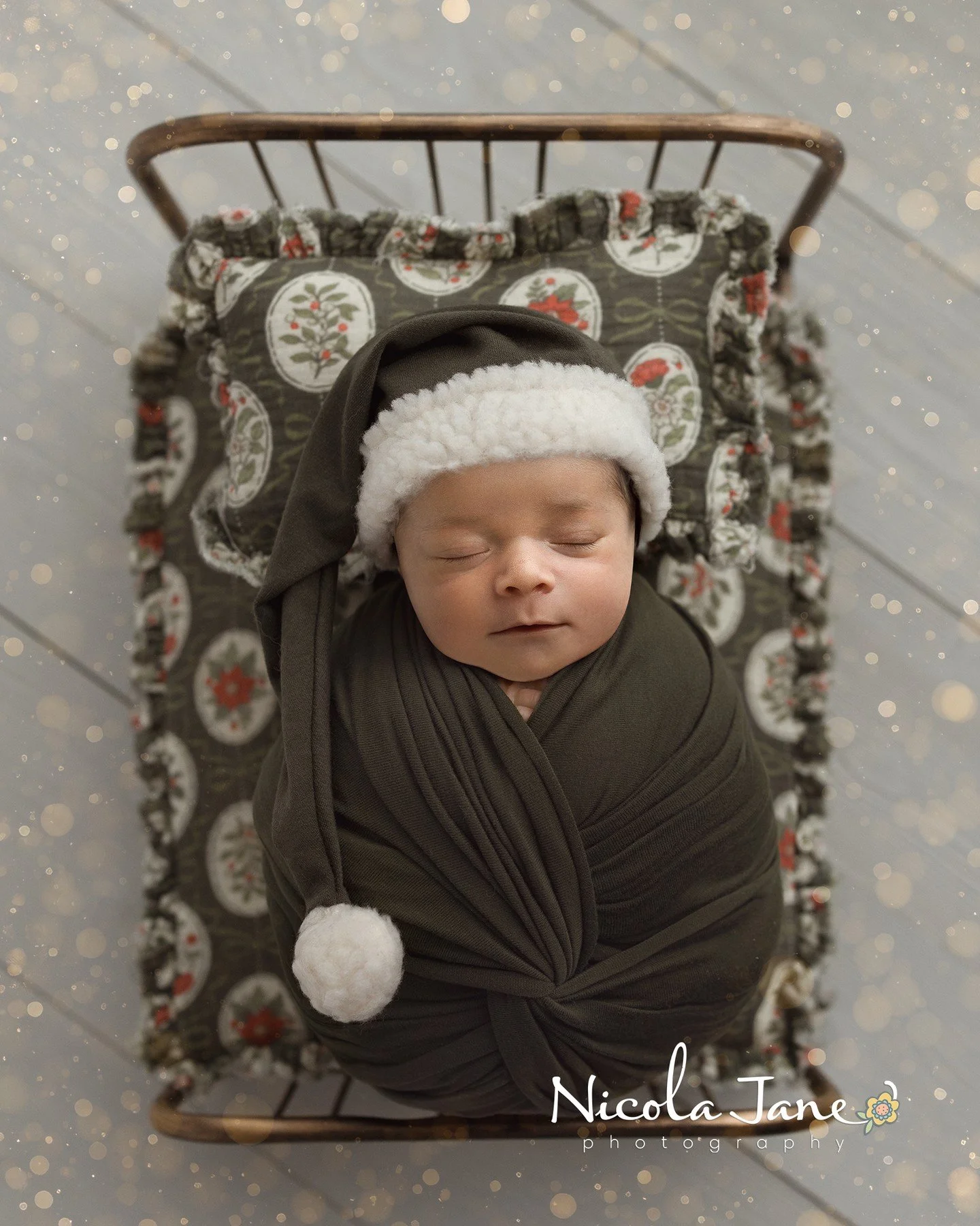 ✨Your daily dose of festive cute!
Snuggled up in @No.2WillowLane&rsquo;s coziest hat and styled with @HelloLittleProps&mdash;because holiday magic starts this small. 🎄

#nicolajanephotography #holidaybaby #willowlanehat #hellolittleprops #christmasc