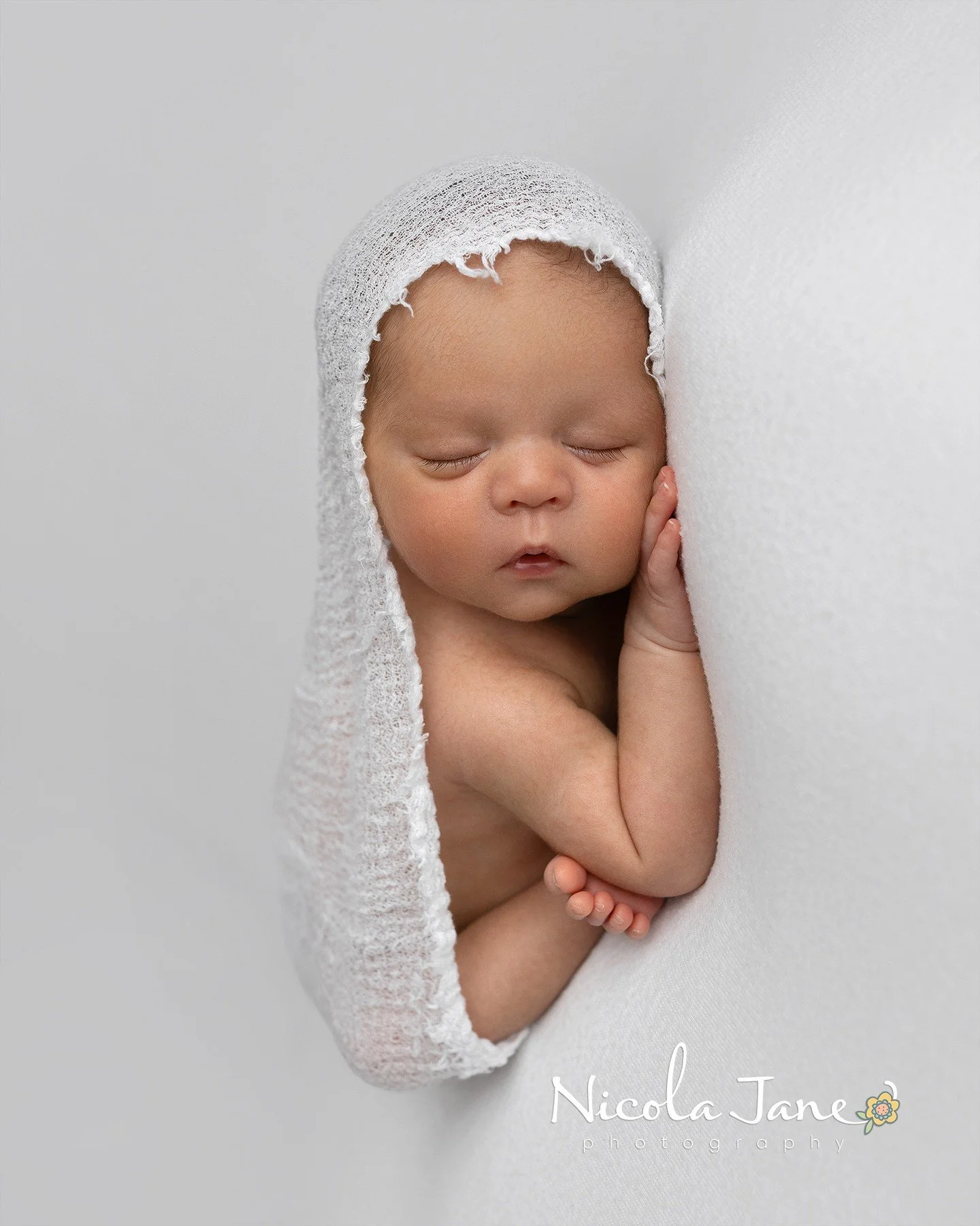 Sweet, simple, and oh-so-peaceful ✨
This is a modified Taco pose &mdash; perfect for babies who are a little older and still want that curled, cozy newborn look. This sweet little one was four weeks old&hellip; proof that it&rsquo;s never &ldquo;too 