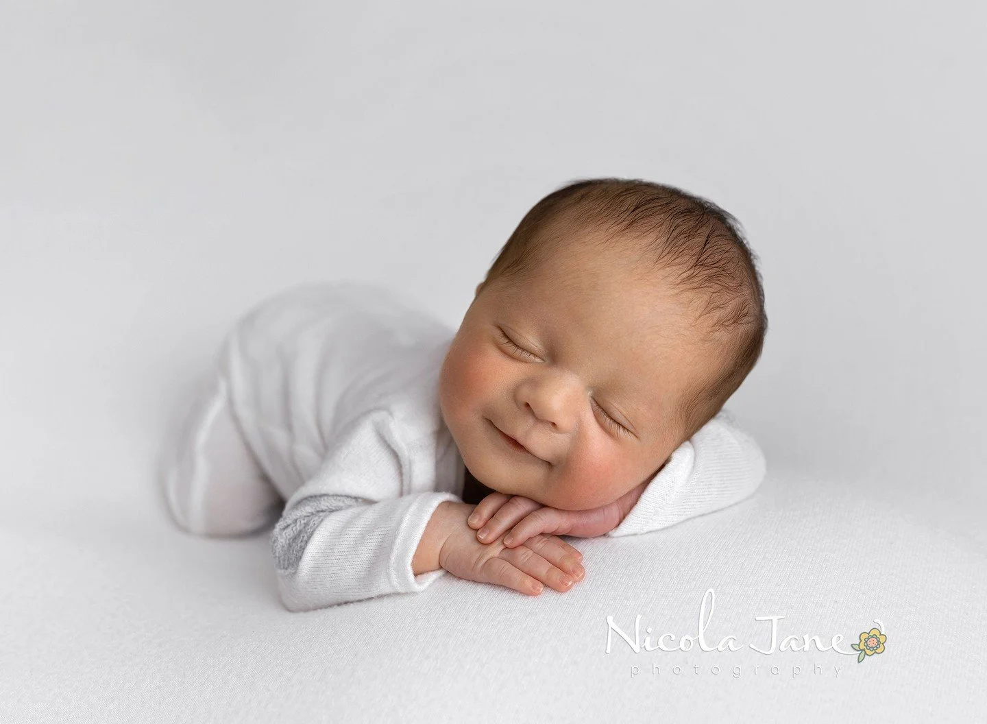 Smile &mdash; it&rsquo;s Friday 😄✨
And if this tiny grin doesn&rsquo;t improve your mood, I don&rsquo;t know what will.

Also&hellip; friendly reminder from this sweet little face 👀
If you&rsquo;re expecting, now is the time to book your newborn se