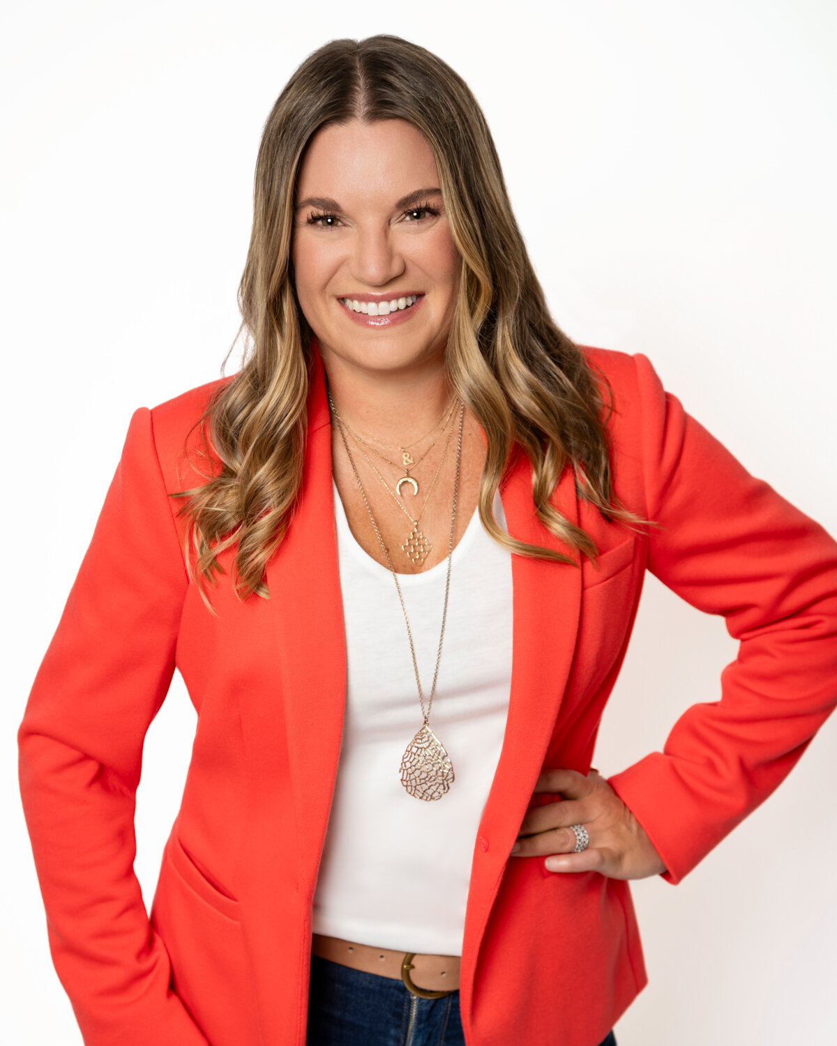 Meet Melisa! 📸 She's embracing her new global role at work and wanted headshots that perfectly capture her vibrant energy and style. Notice the bold colors that mirror her dynamic approach to her work! Those beautiful necklaces? They're her go-to st