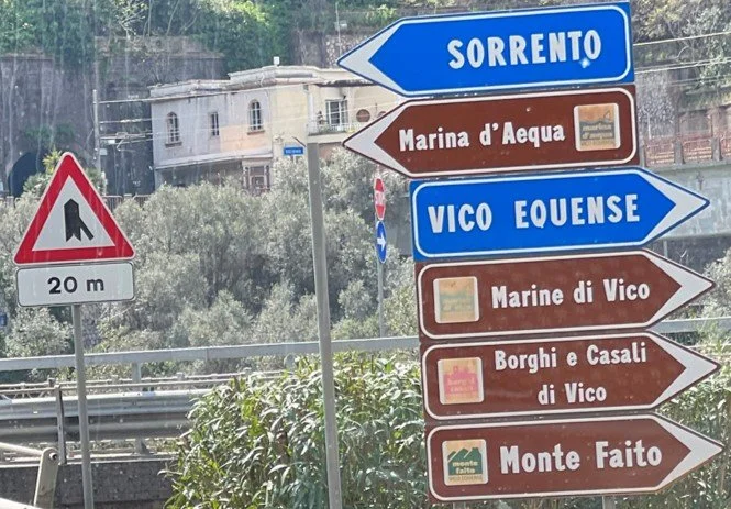 sorrentosign.jpg