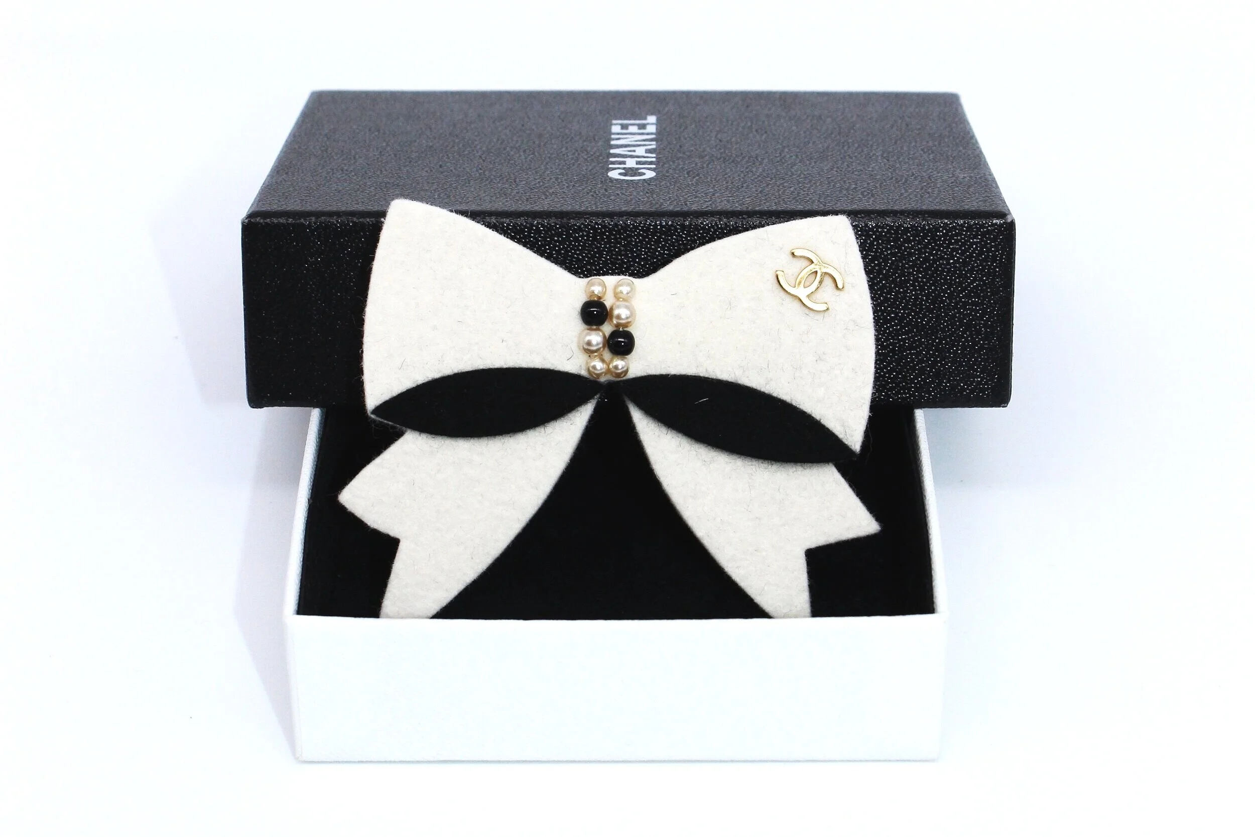 Chanel Bow Brooch - Black and White Felt