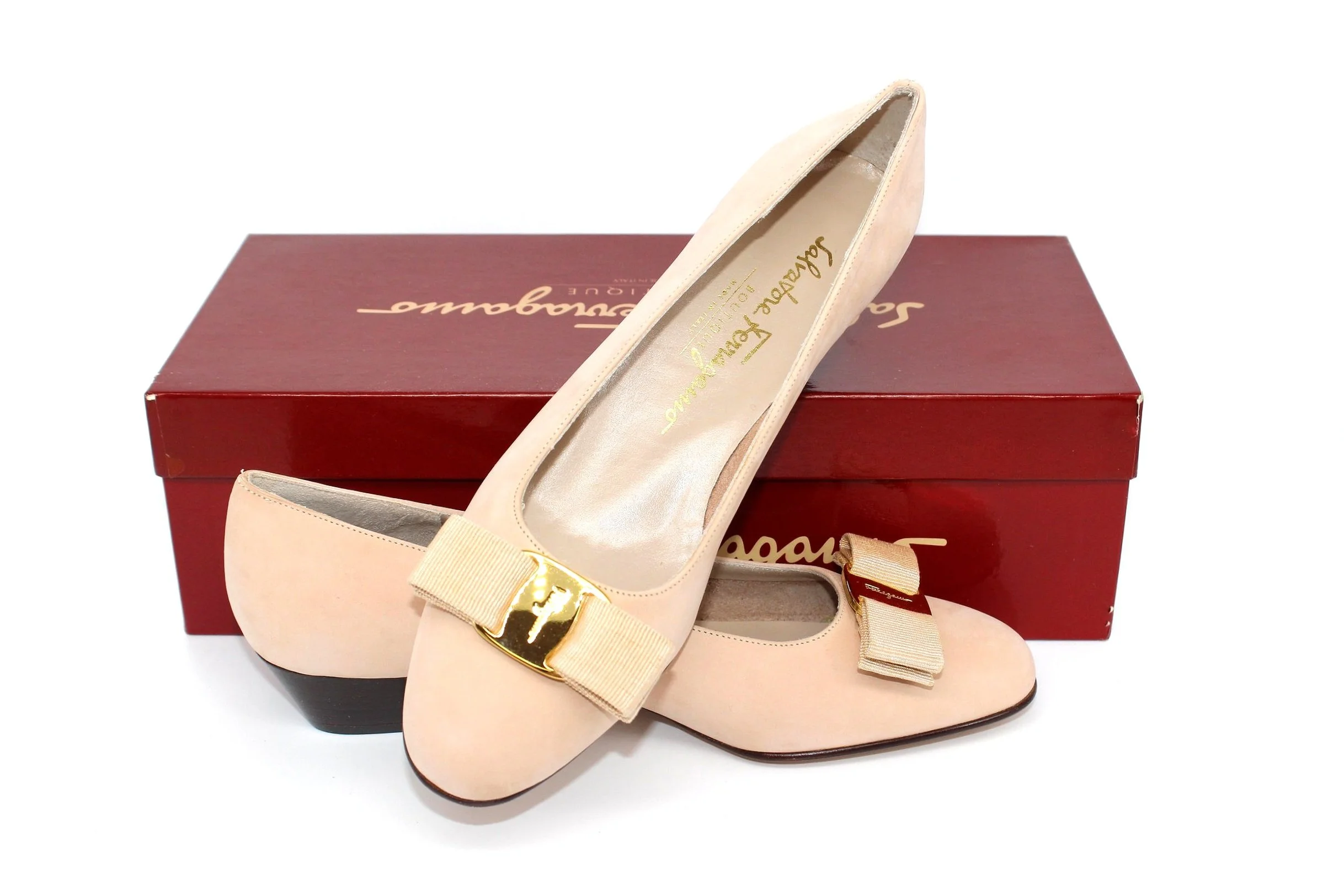 Ferragamo Vara in Beige Nabuck