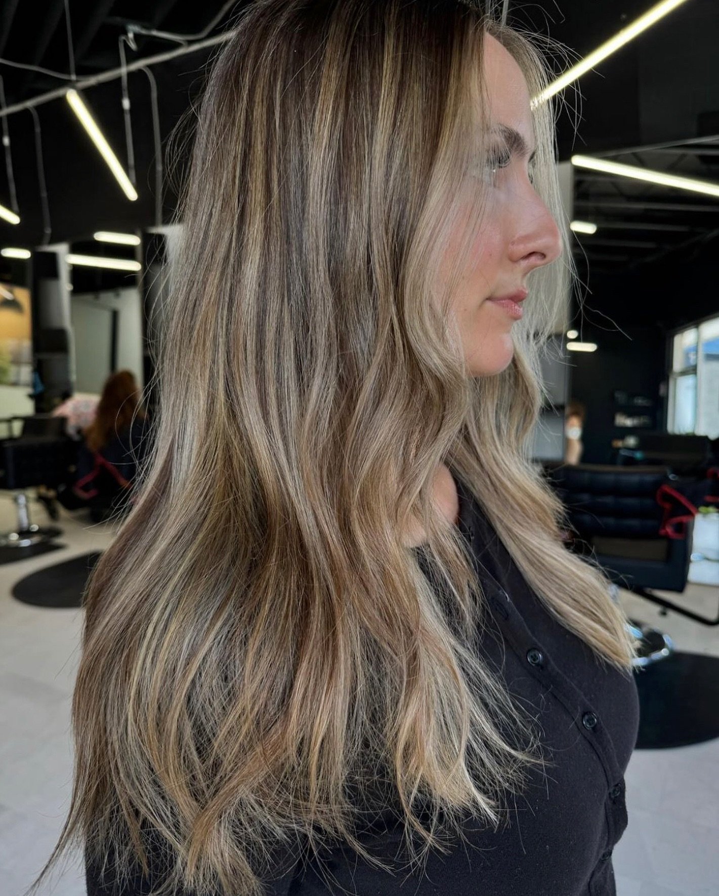 The lived-in life is the life we love.
〰️
This natural look is low maintenance, adds dimension, and fades gracefully. Enhance your hairs natural beauty and book in with one of our talented stylists. 
 
Colour by: @meaghandoeshair 
@noblehousesquam 
#