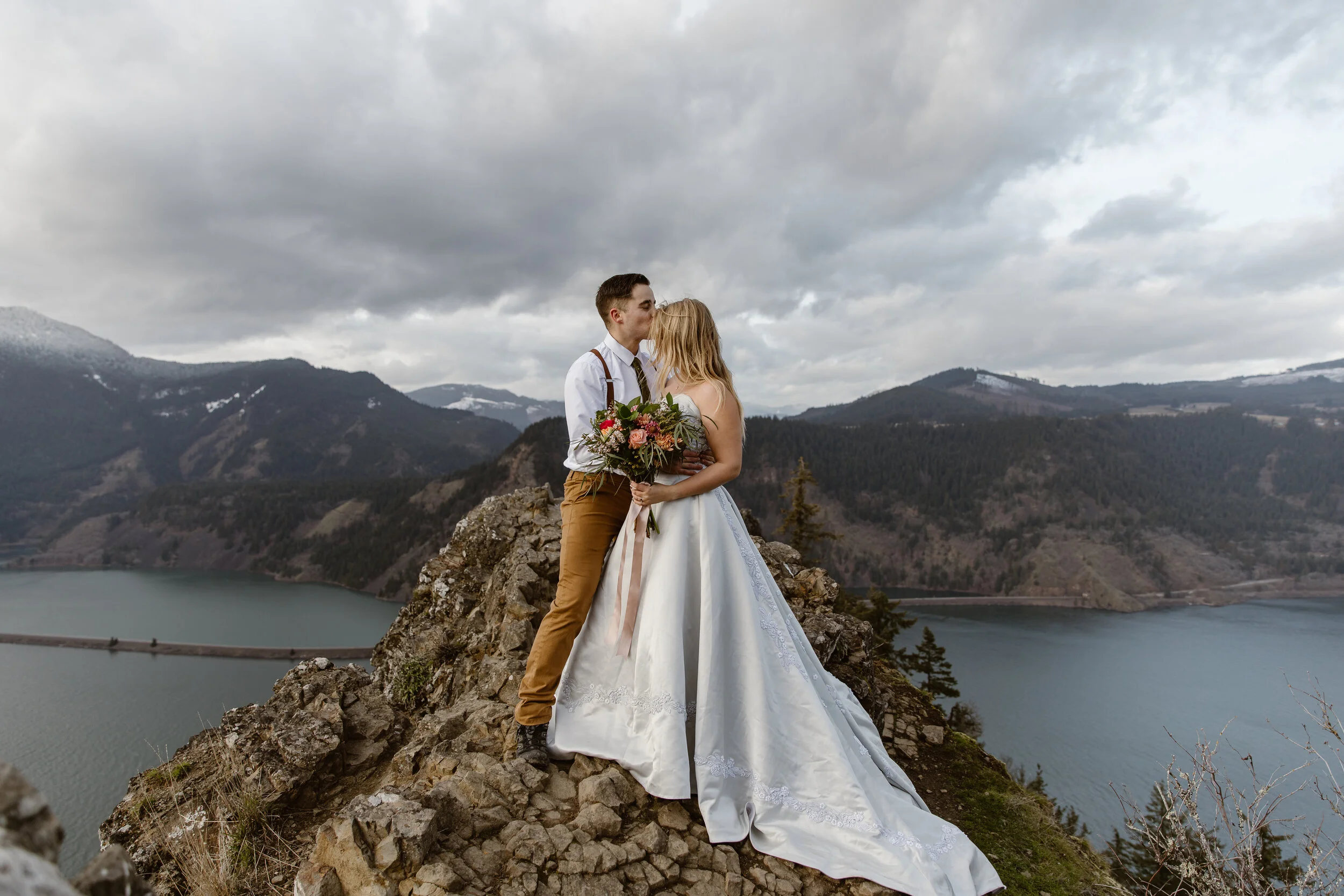 Oregon Hiking Elopement | Oregon Elopement Photographer